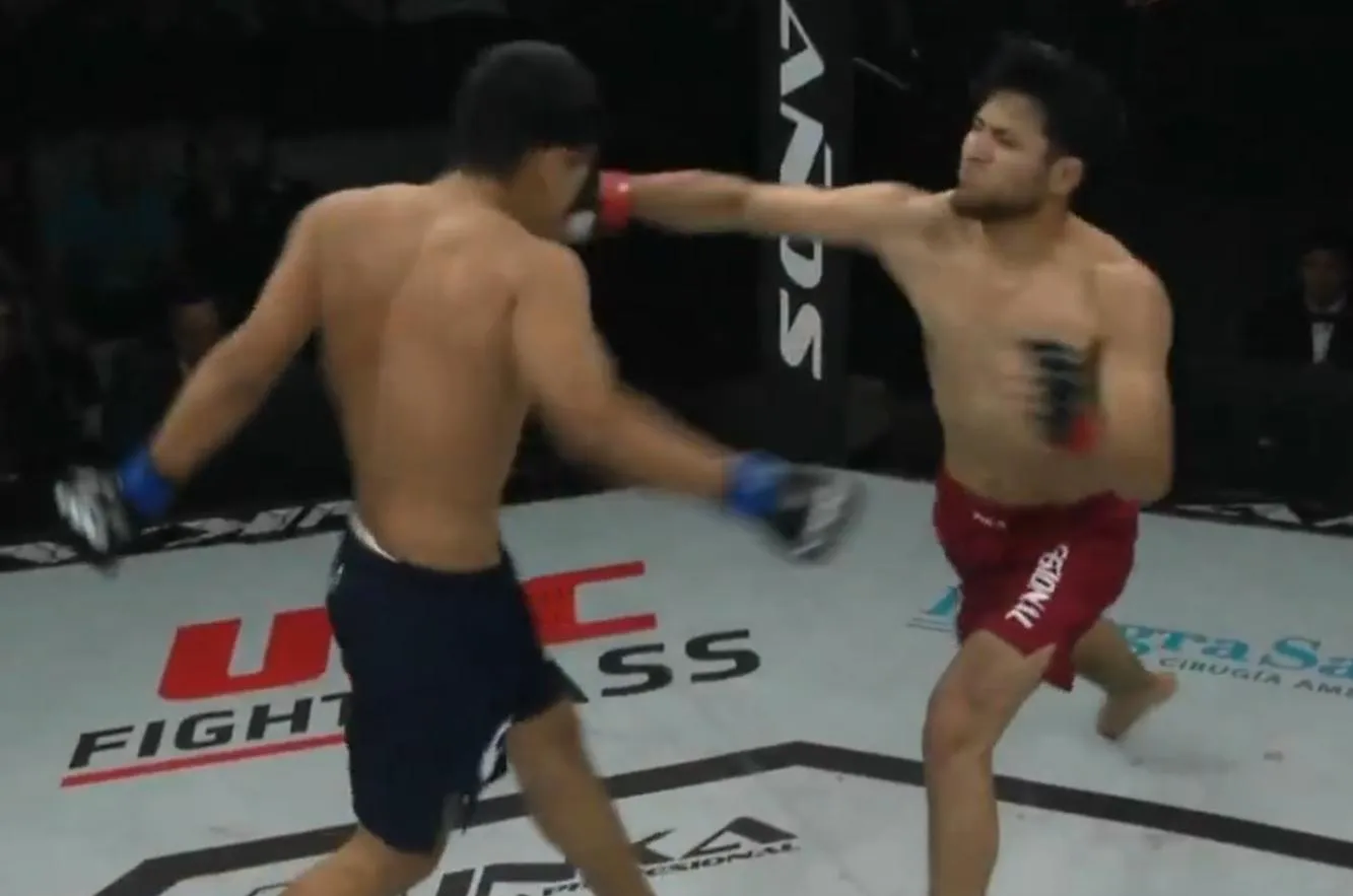 Missed Fists: O Nocaute Brutal Que Seguiu Golpes Giratórios Completamente Perdidos Por Lutador Amador em Luta de MMA Chocante