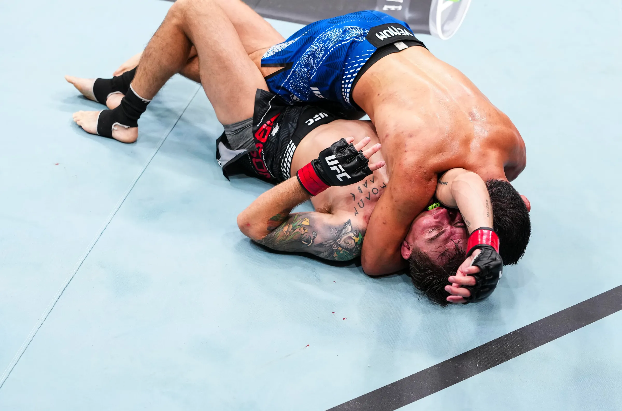 Abdul Hussein Apaga Cody Gibson com Chave de Braço Triângulo no UFC Abu Dhabi, Destaque em Estreia Após Veterano Exausto