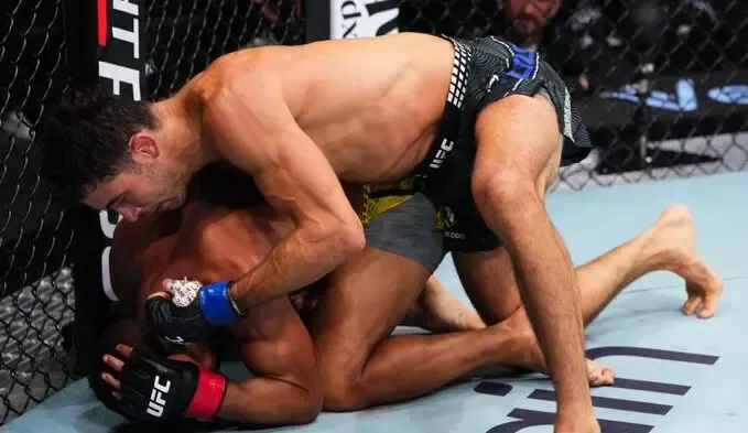 VÍDEO: Ismael Marreta Choca Fãs ao Sofrer com Cotoveladas Brutais e ser Finalizado no 1º Round do UFC Abu Dhabi, Veja o Lance Decisivo!