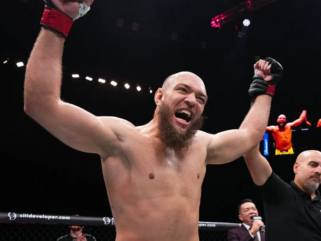 Fenômeno Brasileiro Valter Walker Choca o UFC com Quinta Finalização Seguida e Desafia Árbitro Famoso em Abu Dhabi