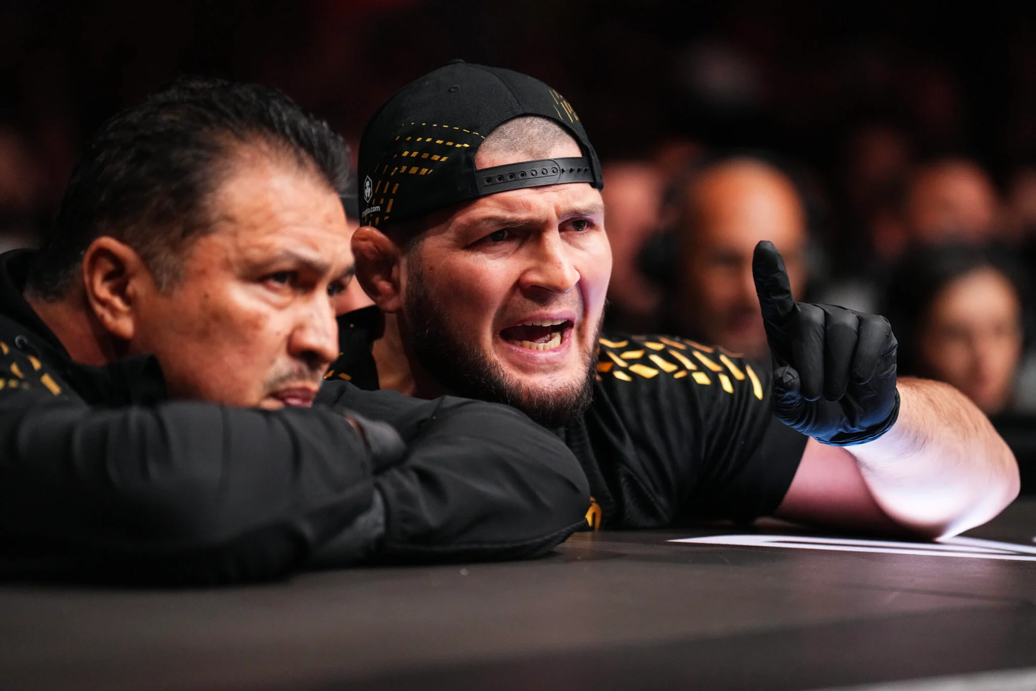 Khabib Nurmagomedov Aponta Única Falha de ‘John Pork’ em Ligação Após Vitória Dominante no UFC Abu Dhabi