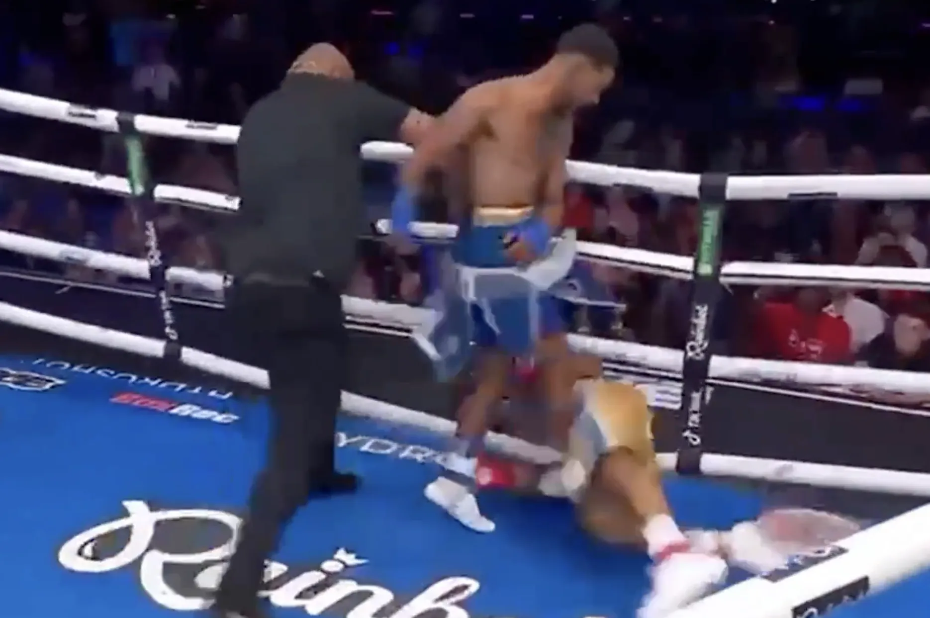 Karma no Ringue: Lutador Chuta Oponente para Fora, Vê Ele Voltar e Sofre Nocaute Vingativo em Luta de Boxe Sem Luvas