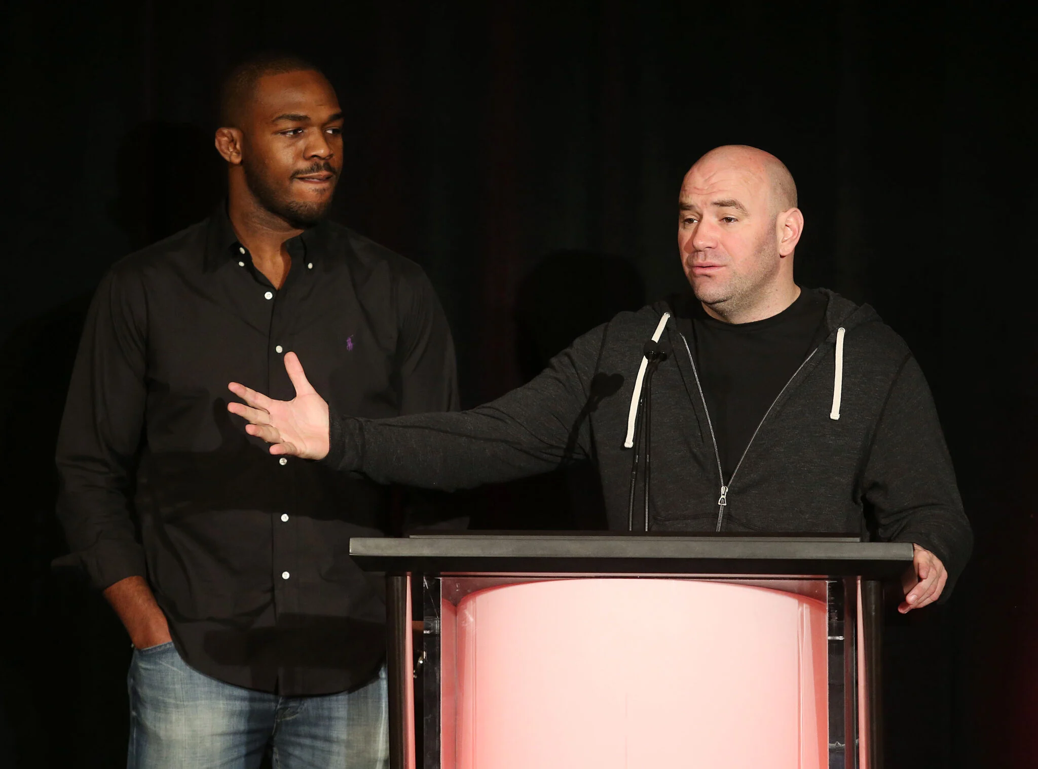 Jon Jones revela como Dana White o presenteou com um Bentley de luxo para aceitar luta de última hora contra lenda do UFC