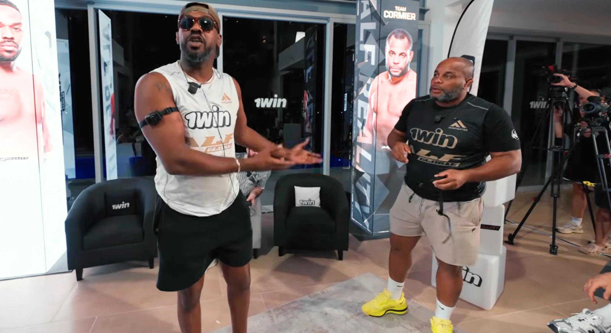 Jon Jones revela que Daniel Cormier admitiu rivalidade “falsa” no UFC para lucrar milhões, chocando fãs e expondo os bastidores do esporte