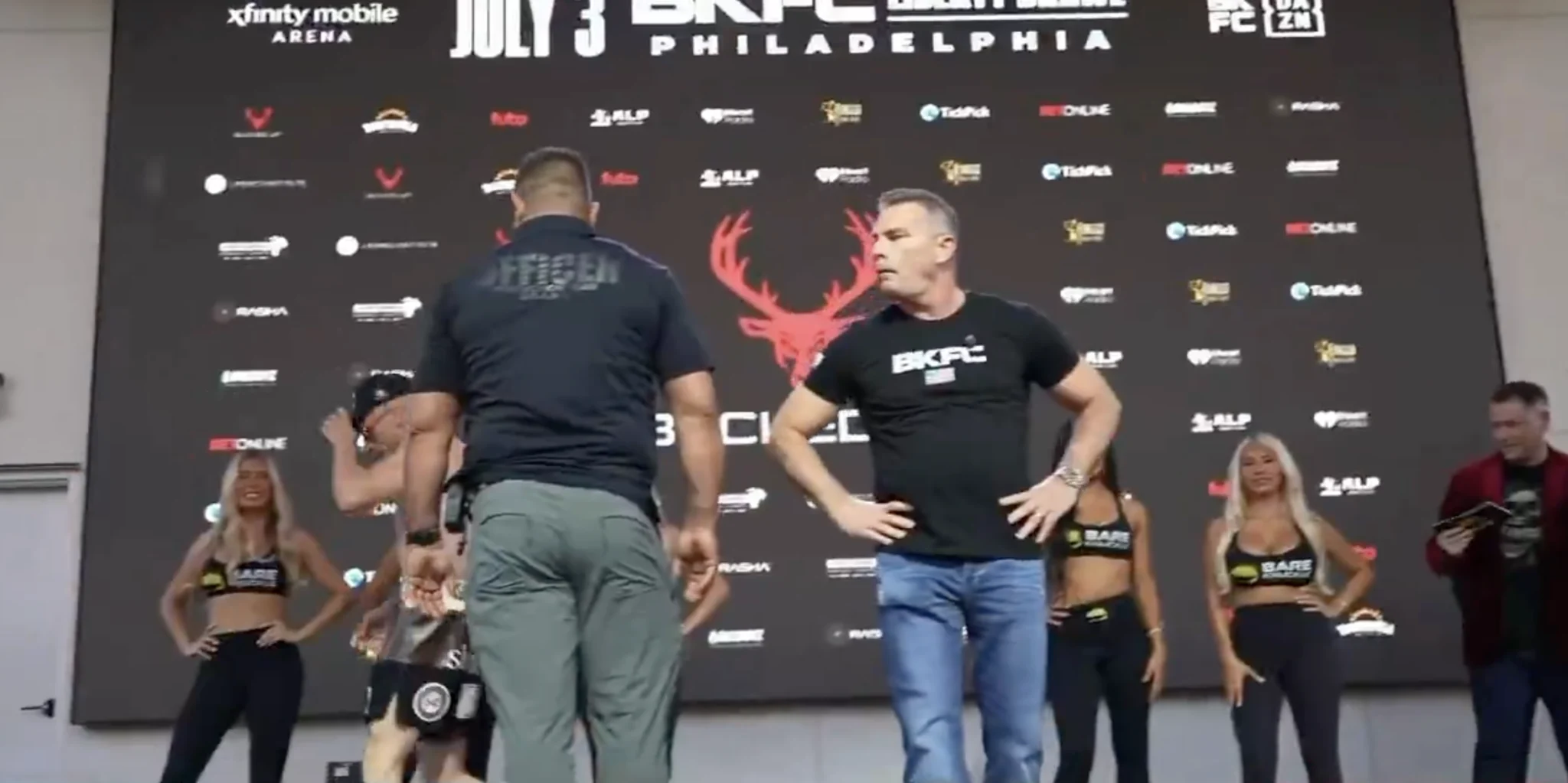 Dave Feldman, Presidente do BKFC, Viraliza ao Exigir Respeito Após Lutador Empurrar Rival do Palco: Entenda a Repercussão e Elogios