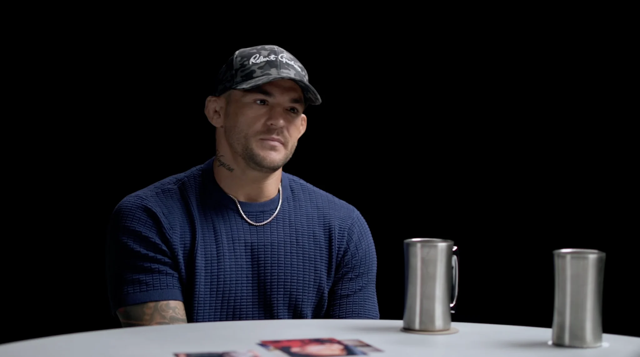 Dustin Poirier revela pai morador de rua e alcoolista, ligando drama familiar à sua prisão no aeroporto em entrevista comovente