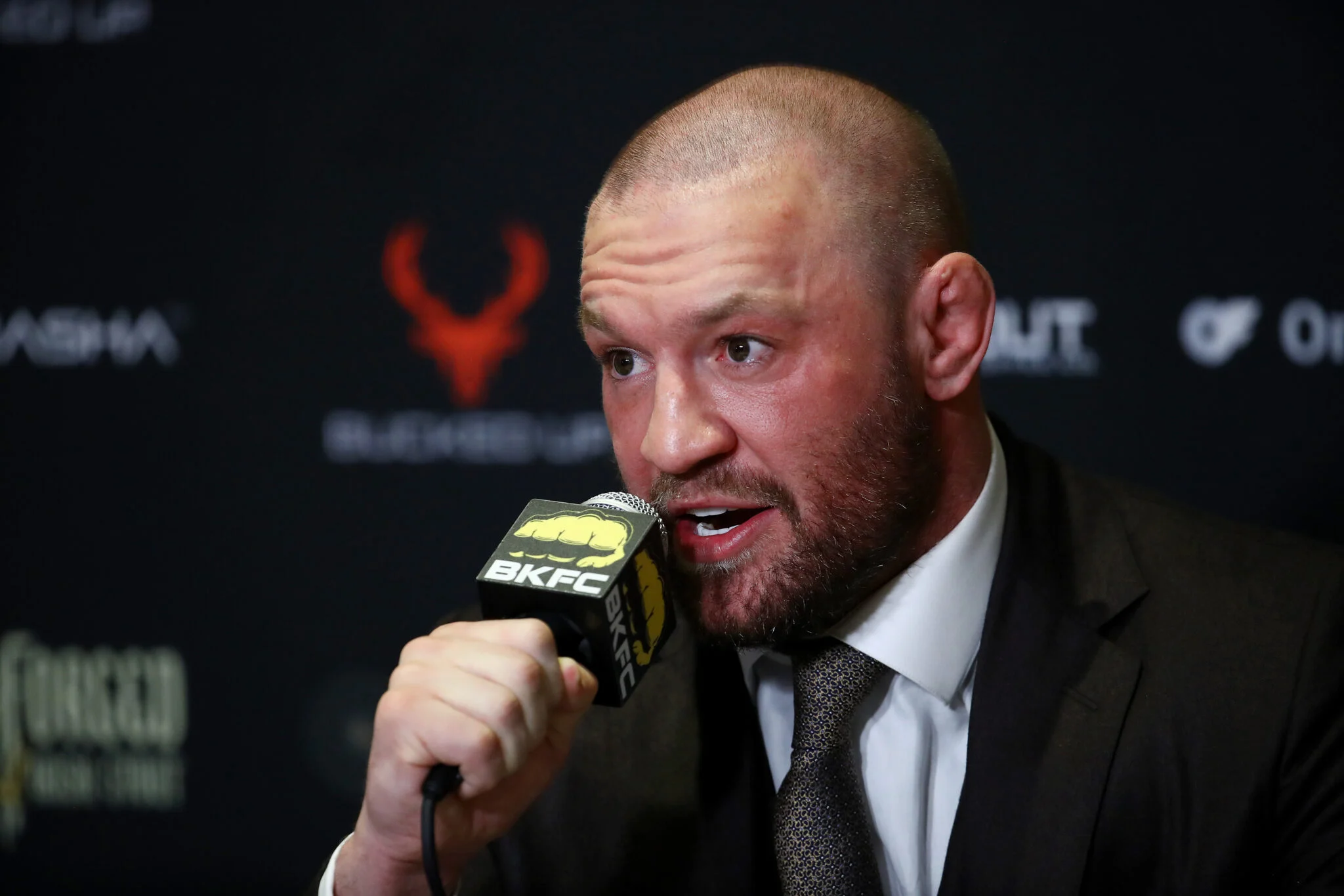 Conor McGregor Desmente Rumores de Desistência do UFC 329 Após Cancelamento de Festa e Ausência em Série, Confirmando Duelo com Max Holloway