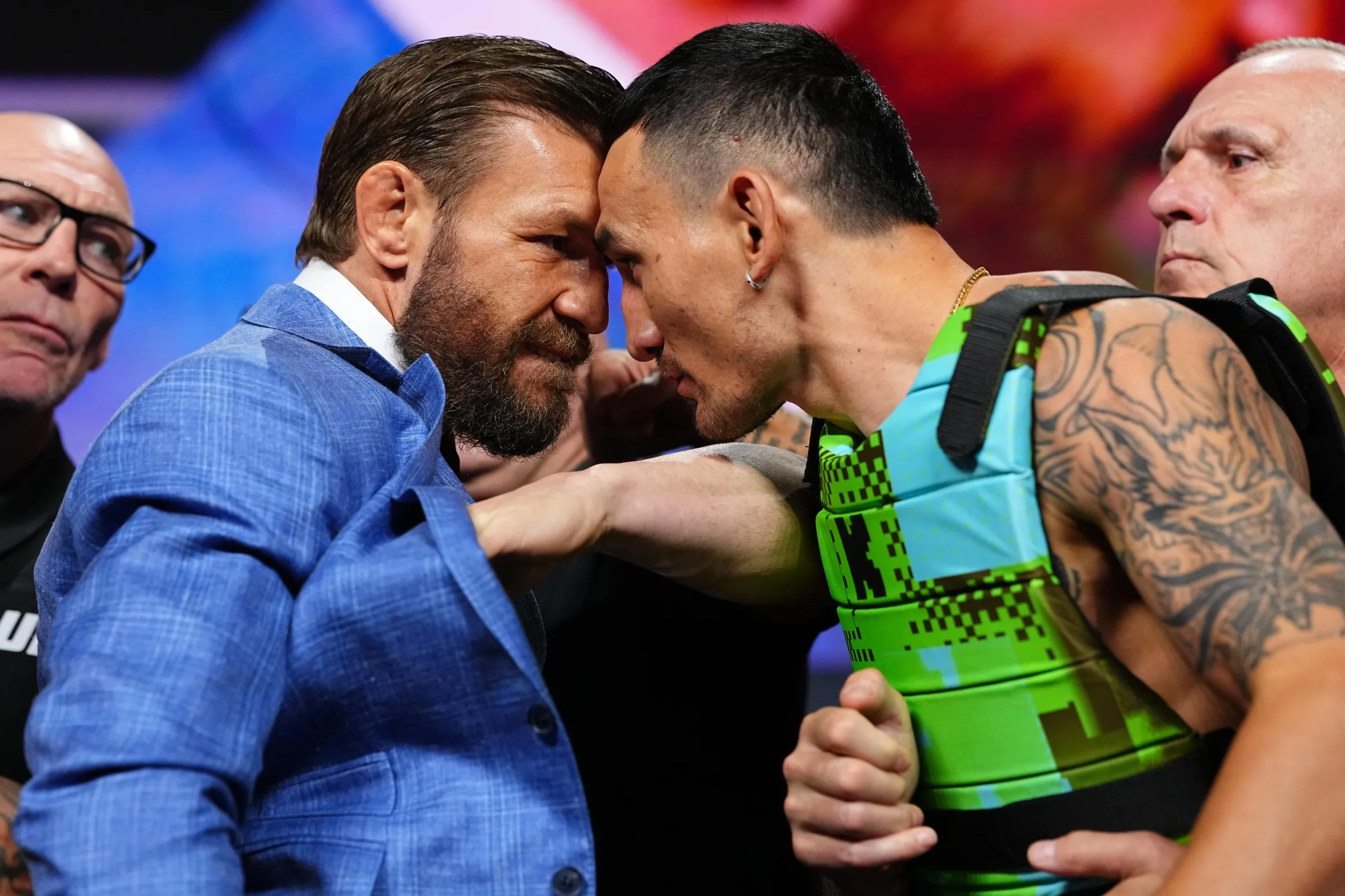 UFC 329: McGregor e Holloway Trocam Farpas Épicas em Coletiva de Imprensa Explosiva em Las Vegas; Veja os Melhores Momentos!