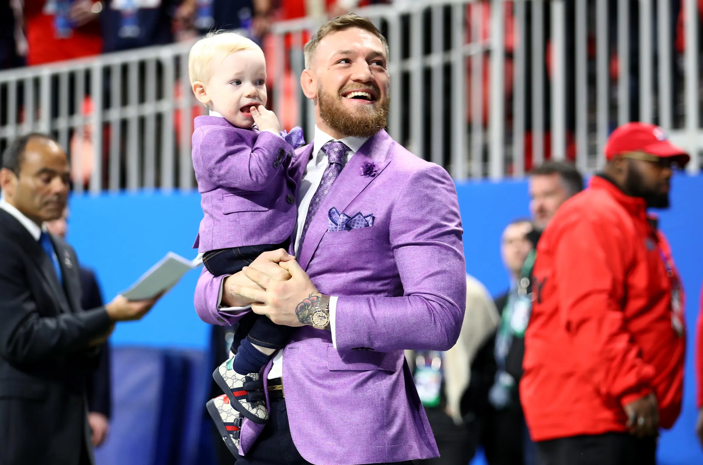 Conor McGregor Leva Filhos Pela 1ª Vez ao UFC 329 Contra Max Holloway Após Trauma de Perna Quebrada em 2021