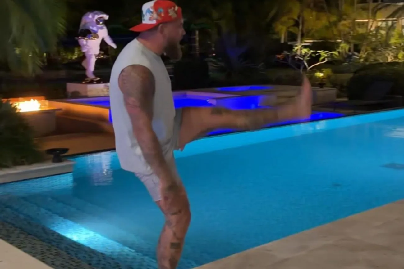 Jake Paul zomba de Conor McGregor após lesão bizarra no joelho que encerra luta de retorno no UFC 329 em um minuto, gerando polêmica e reviravolta