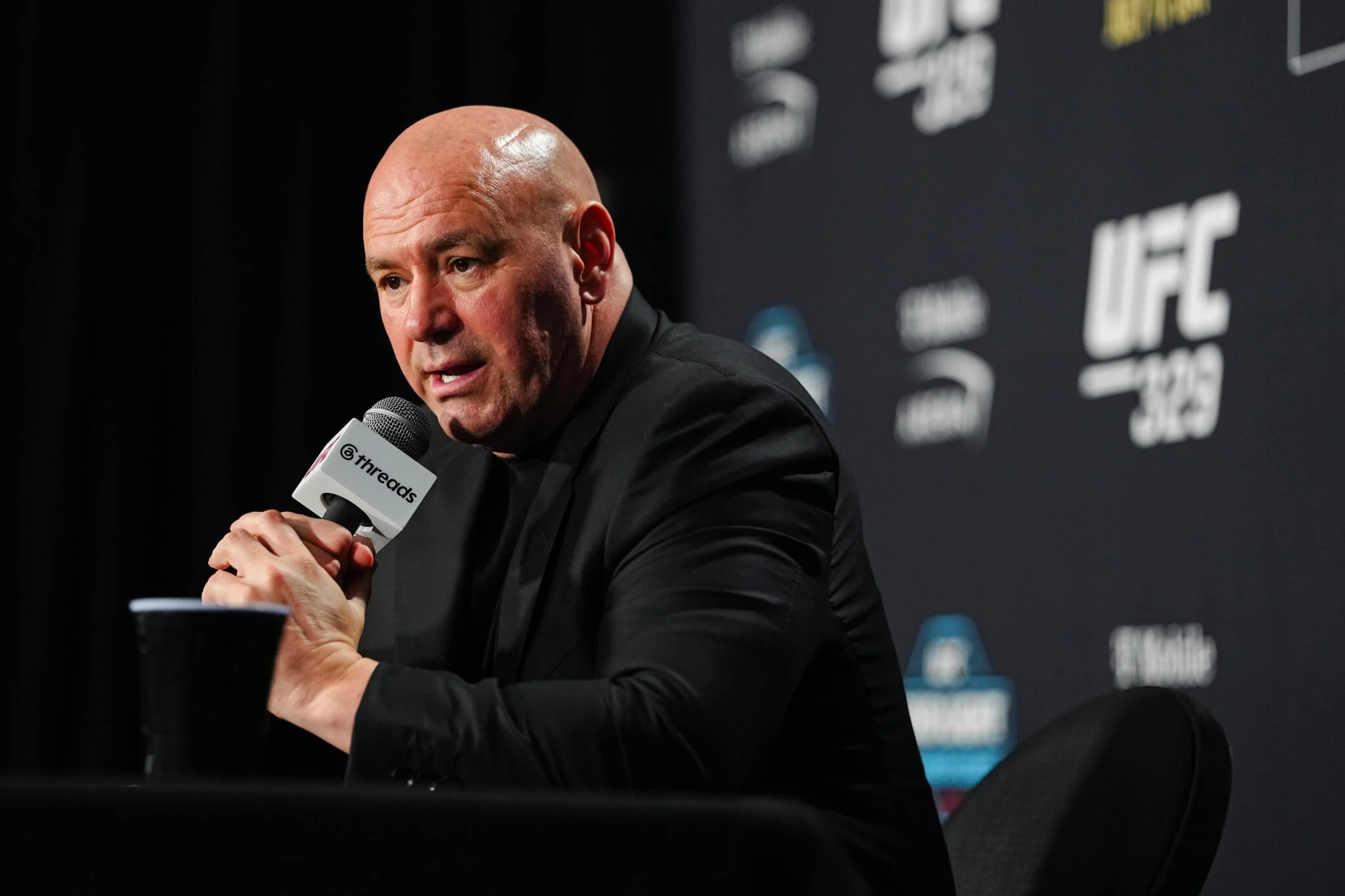 Dana White Surpreende, Volta à Coletiva e Defende Conor McGregor no UFC 329: Presidente Rebate Polêmica de Lesão Pré-Existente