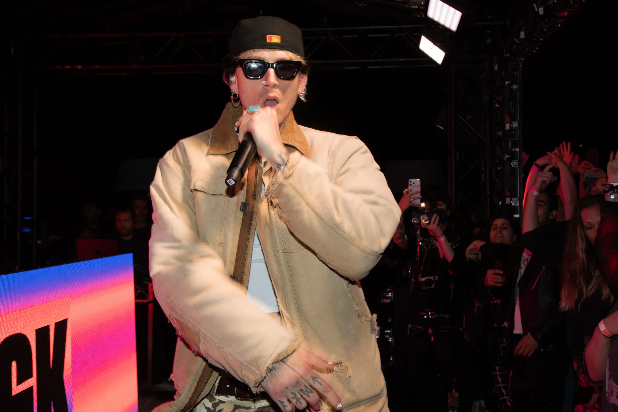 Machine Gun Kelly não recua e dobra a aposta na briga com Conor McGregor, respondendo à repercussão após derrota no UFC: “É assim que a briga funciona”