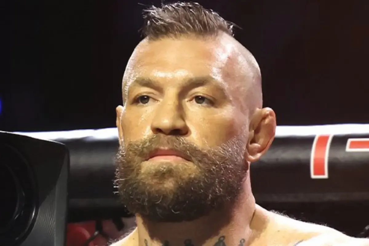 Javier Mendez, ex-treinador de Khabib, emociona ao lamentar a grave lesão de Conor McGregor no UFC 329, revelando respeito surpreendente pelo ícone do MMA