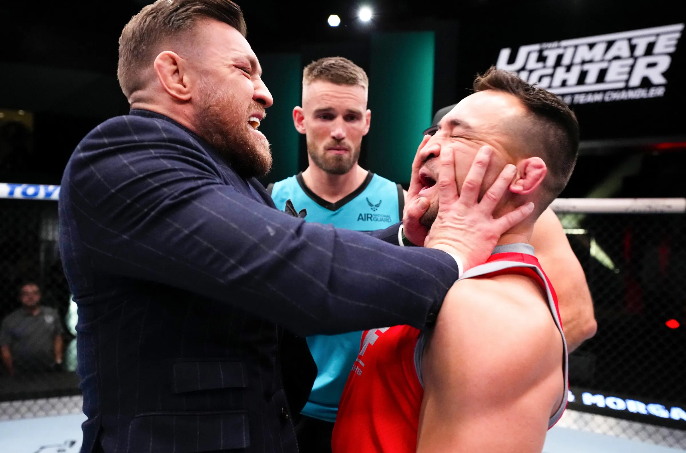 Reviravolta no UFC: Michael Chandler se torna favorito nas apostas para enfrentar Conor McGregor após nova lesão do ‘Notorious’