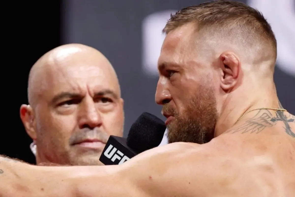 Joe Rogan Chocado Culpa Conor McGregor por Grave Lesão no Joelho em Luta Contra Max Holloway no UFC 329: ‘Foi a pior posição!’