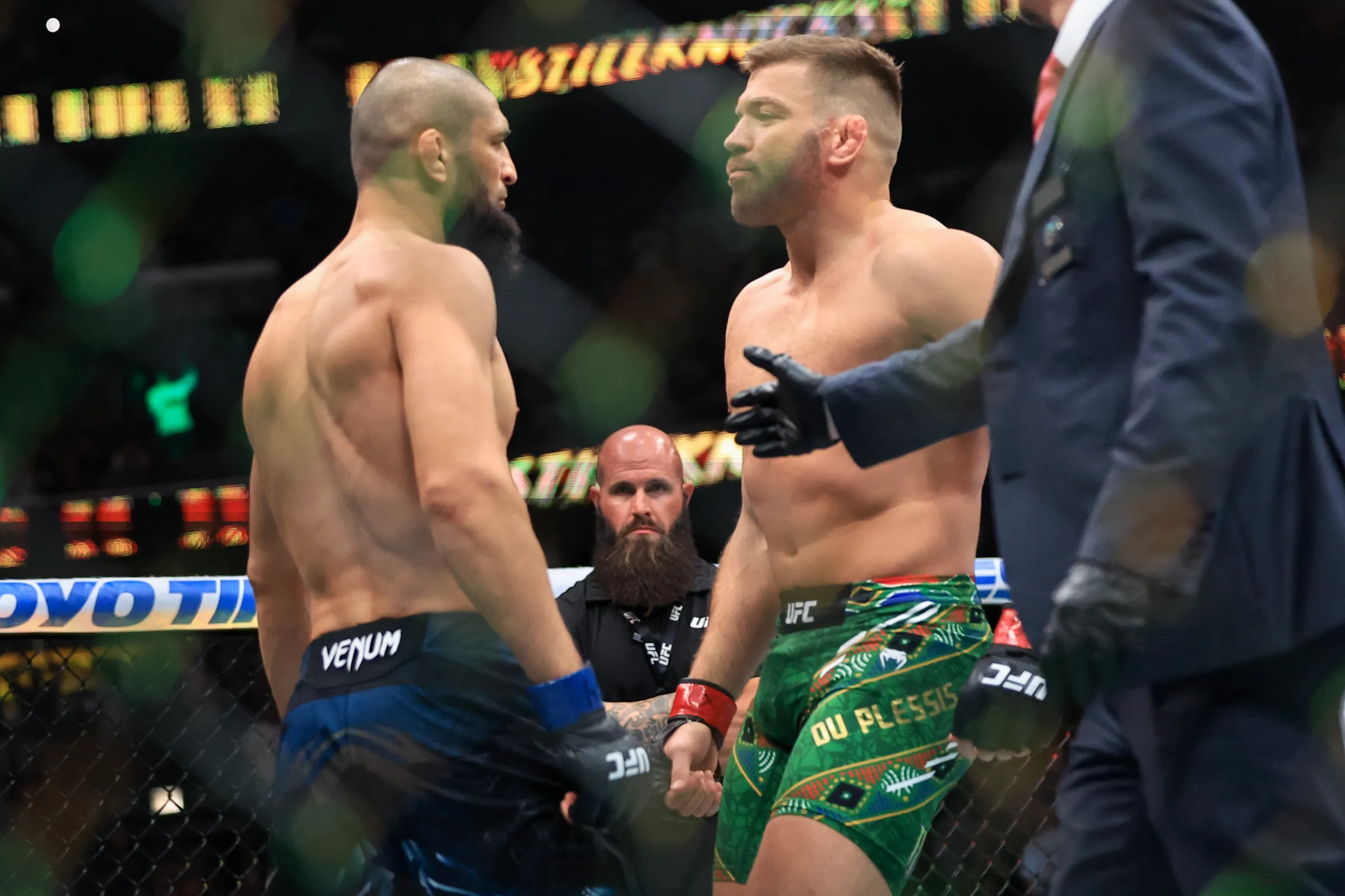 Dricus du Plessis Detona Revanche Entre Sean Strickland e Khamzat Chimaev no UFC, Chamando-a de ‘Ridícula’ para o Cinturão dos Médios