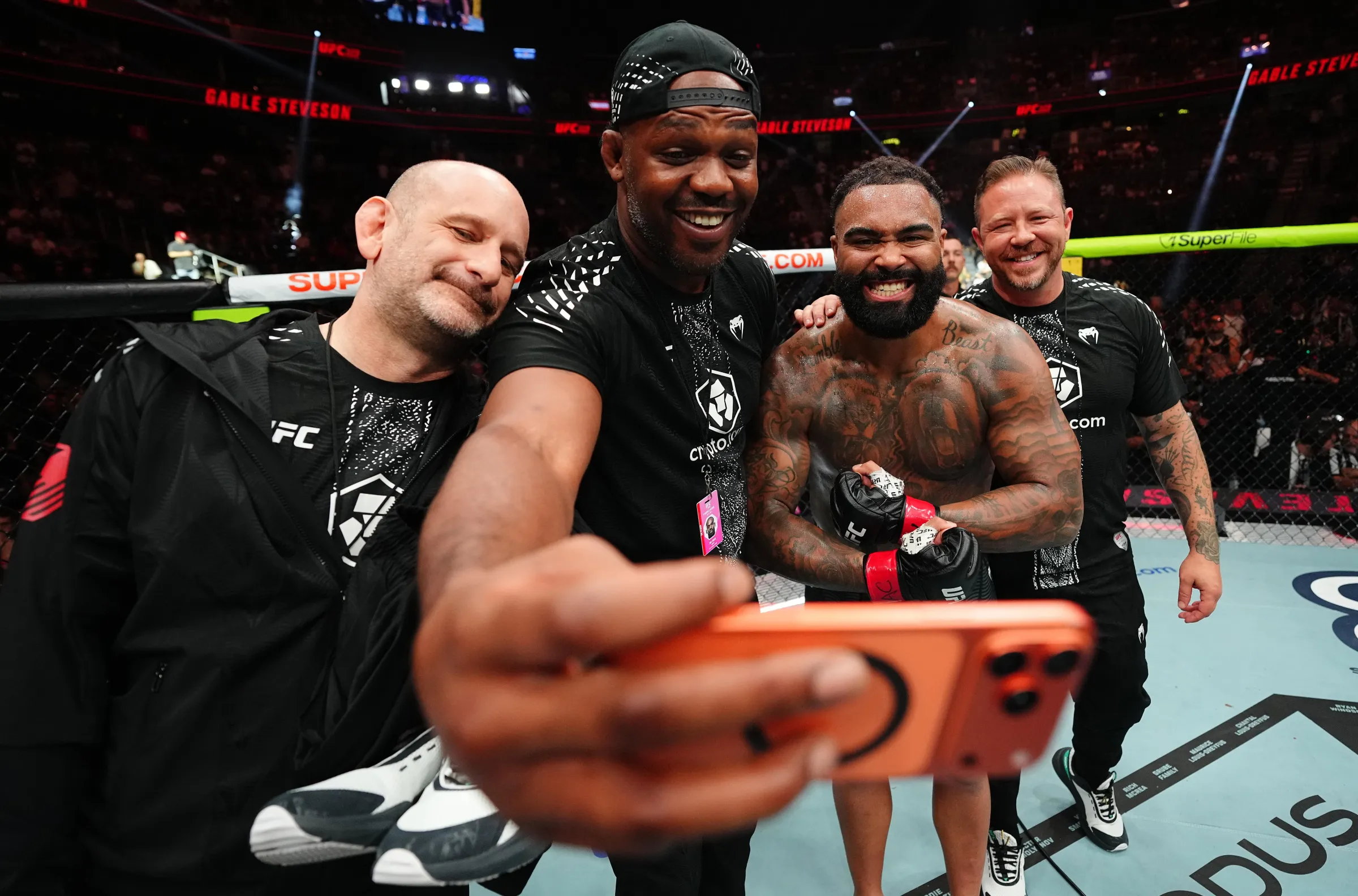 Jon Jones descarta luta de boxe contra Oleksandr Usyk, mas deixa porta aberta para retorno ao UFC e revela foco no legado