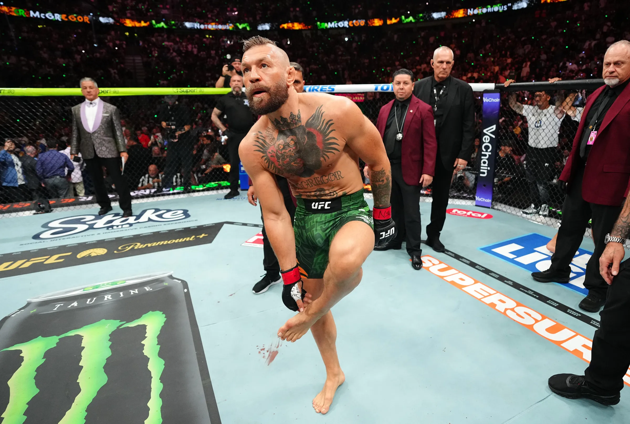 Conor McGregor: Lesão no Joelho Direito Revela Dupla Ruptura Grave, Afastando Estrela do UFC por Longo Período