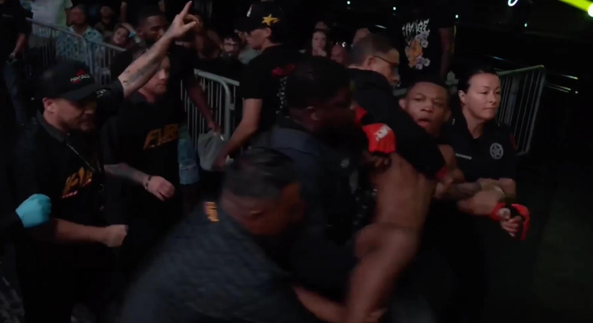 Ex-UFC Cameron Smotherman é CARREGADO por segurança após luta insana no Fury FC com nocaute duplo, finalização assustadora e briga