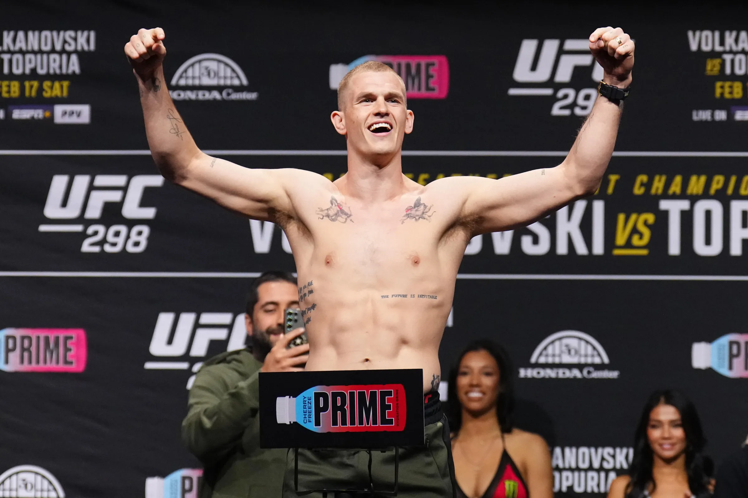Ian Machado Garry compara luta contra Islam Makhachev no UFC 330 ao nocaute histórico de Conor McGregor sobre José Aldo pelo título welterweight
