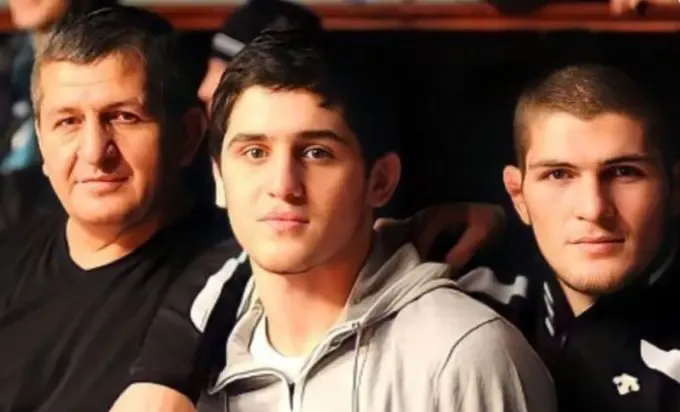 Islam Makhachev Abre o Coração: A Profunda Saudade de Abdulmanap Nurmagomedov, Pai de Khabib, Além dos Treinos