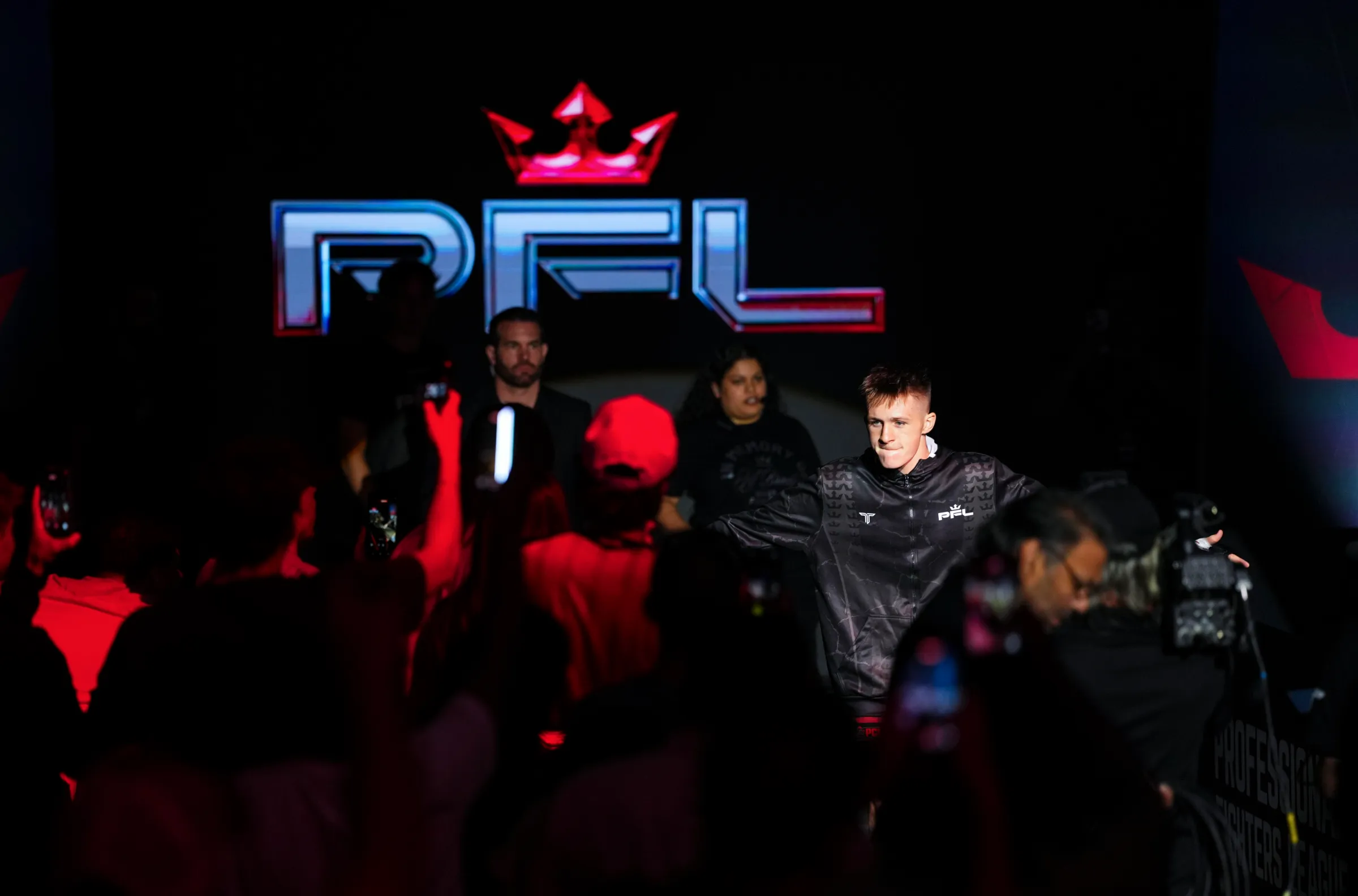 PFL Brilha nos Ringues, mas Luta por Visibilidade: Por que a Liga de MMA Precisa de um Novo Lar Urgente para Salvar seu Futuro?