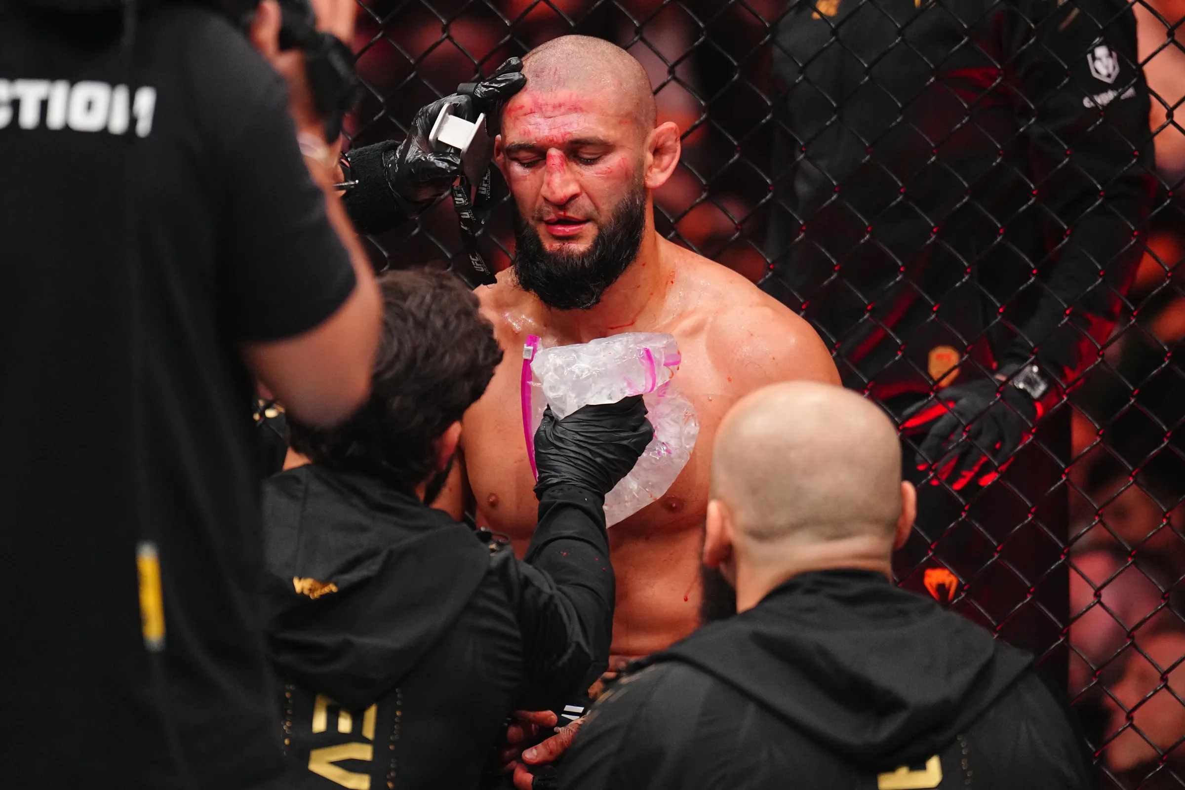 Jon Jones Revela Conselhos Cruciais Para Khamzat Chimaev Superar a Primeira Derrota e Reconquistar o Cinturão do UFC Peso Médio