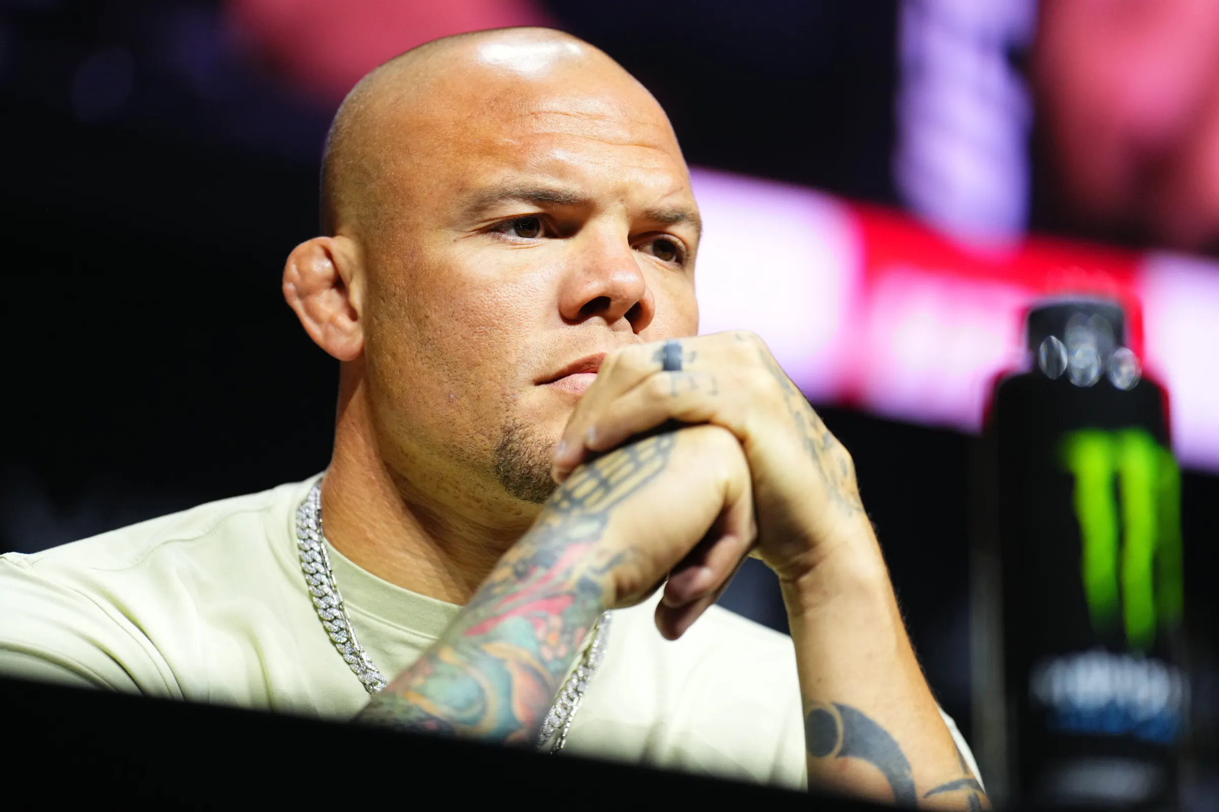 Esposa de Anthony Smith Quebra o Silêncio e Defende Lutador de MMA Após Prisão por Violência Doméstica: ‘Ele Jamais Me Machucaria’, Alegando Luta por Saúde Mental
