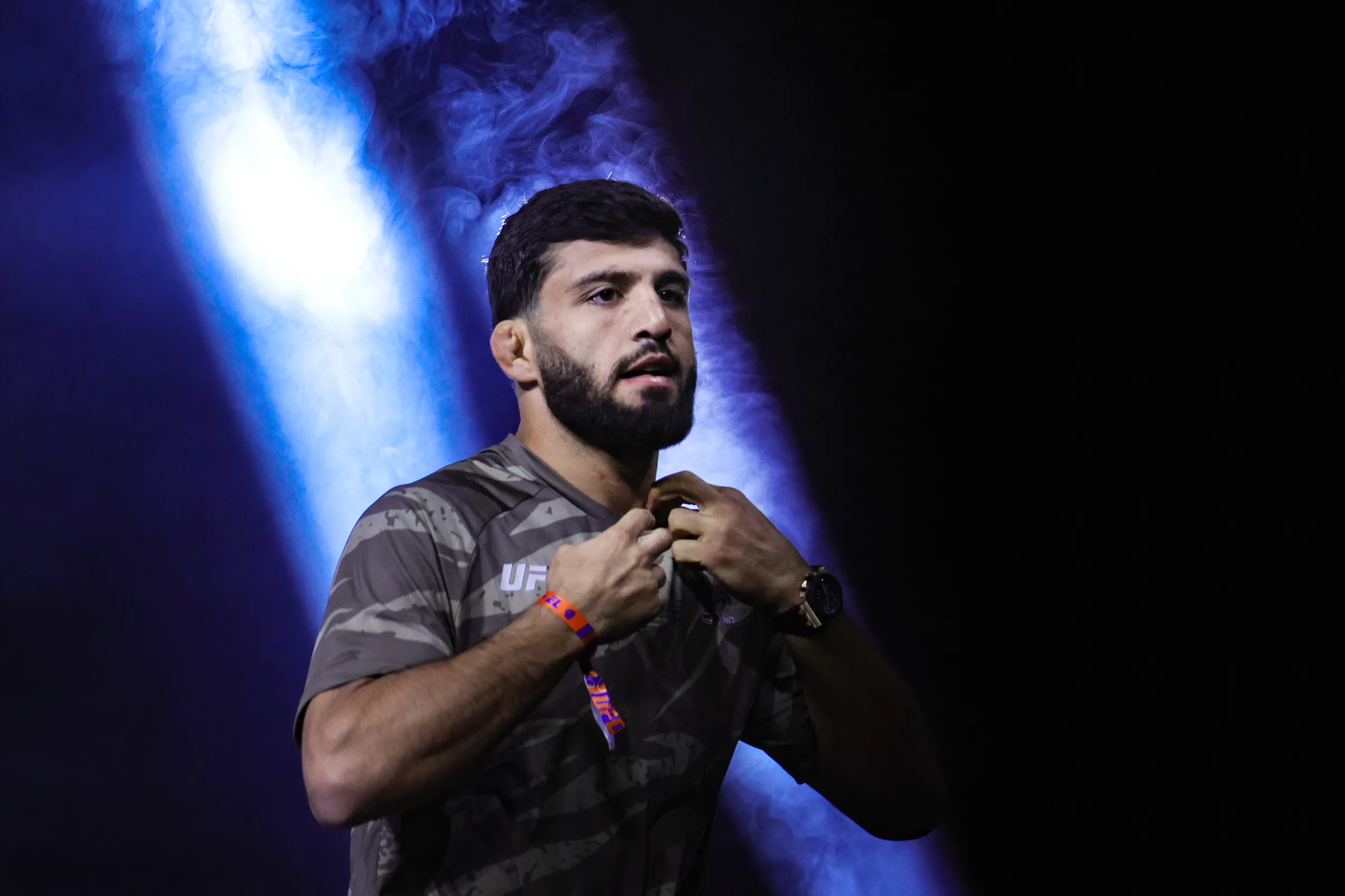 UFC: Arman Tsarukyan Domina Influenciador Fitness Indiano Ankit Baiyanpuria em Luta de Grappling, Retorna ao Caminho das Vitórias