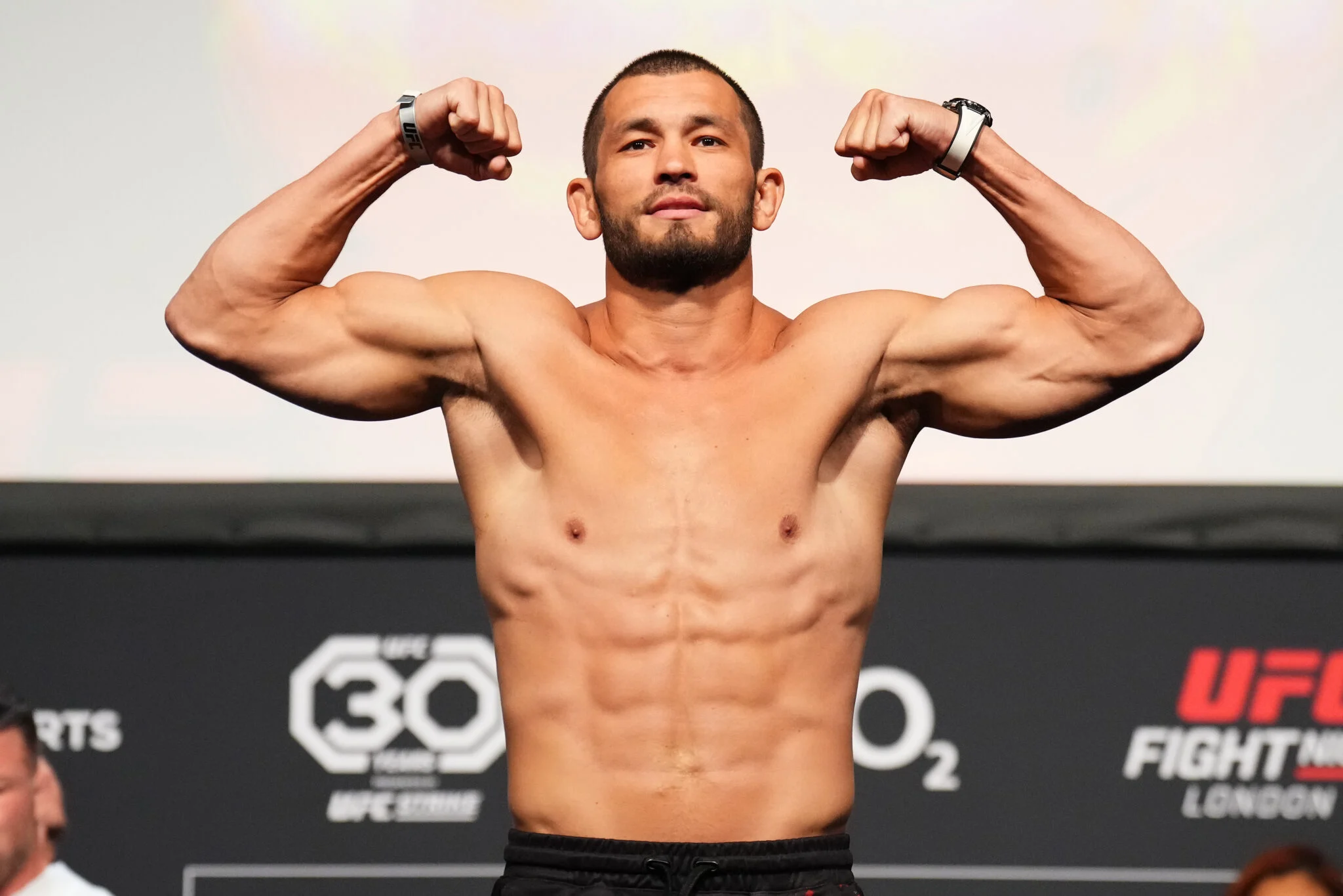 Makhmud Muradov, ex-UFC, choca o MMA com nocaute e conquista duplo título no Oktagon em virada épica
