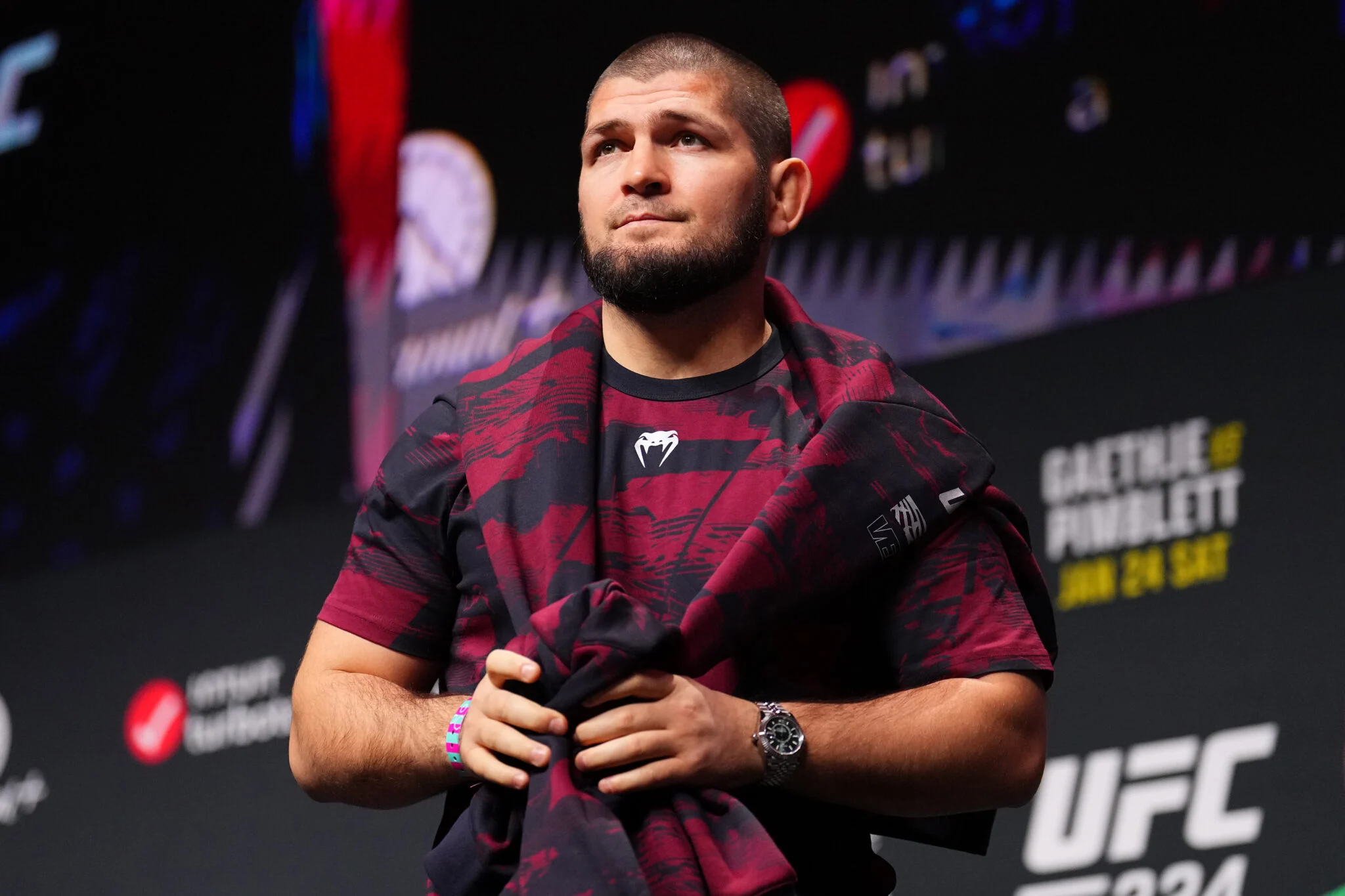 Arman Tsarukyan Surpreende ao Incluir Khabib Nurmagomedov em Seu Top 5 de Maiores Lutadores de MMA de Todos os Tempos, Gerando Debate no UFC