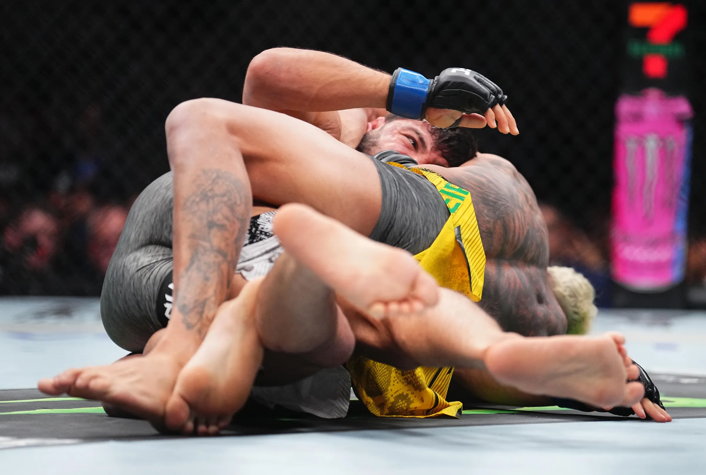 Roupa íntima salva Arman Tsarukyan? Dustin Poirier expõe detalhe chocante que teria negado vitória a Charles Oliveira no UFC 300