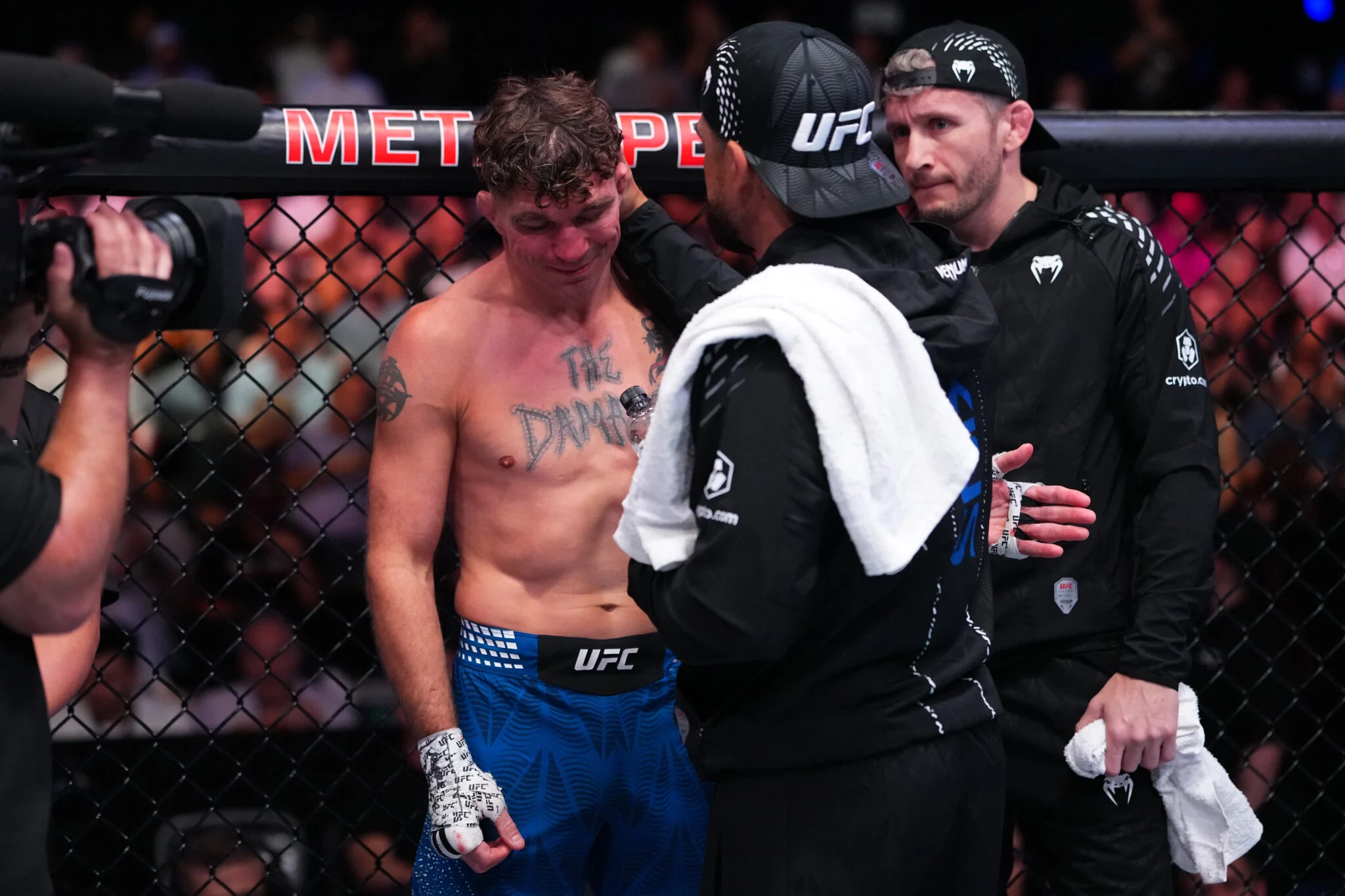 Aposentadoria de Darren Elkins no UFC Vegas 120: Lenda do MMA se emociona ao ver última luta acabar em 35 segundos