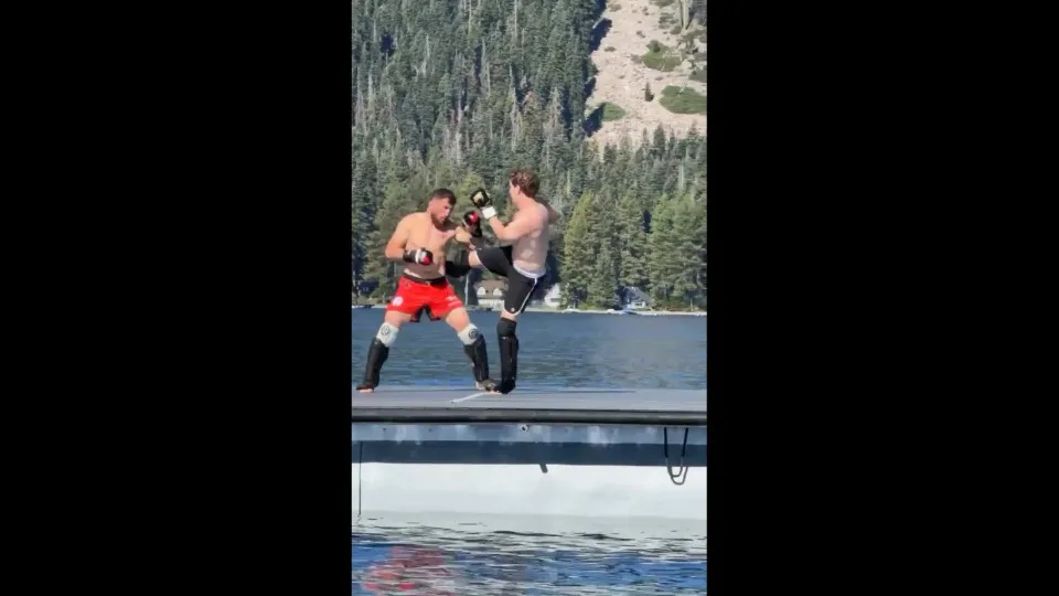 Mark Zuckerberg surpreende ao treinar intensamente com campeão do UFC Merab Dvalishvili em balsa, vídeo viraliza e esposa reage