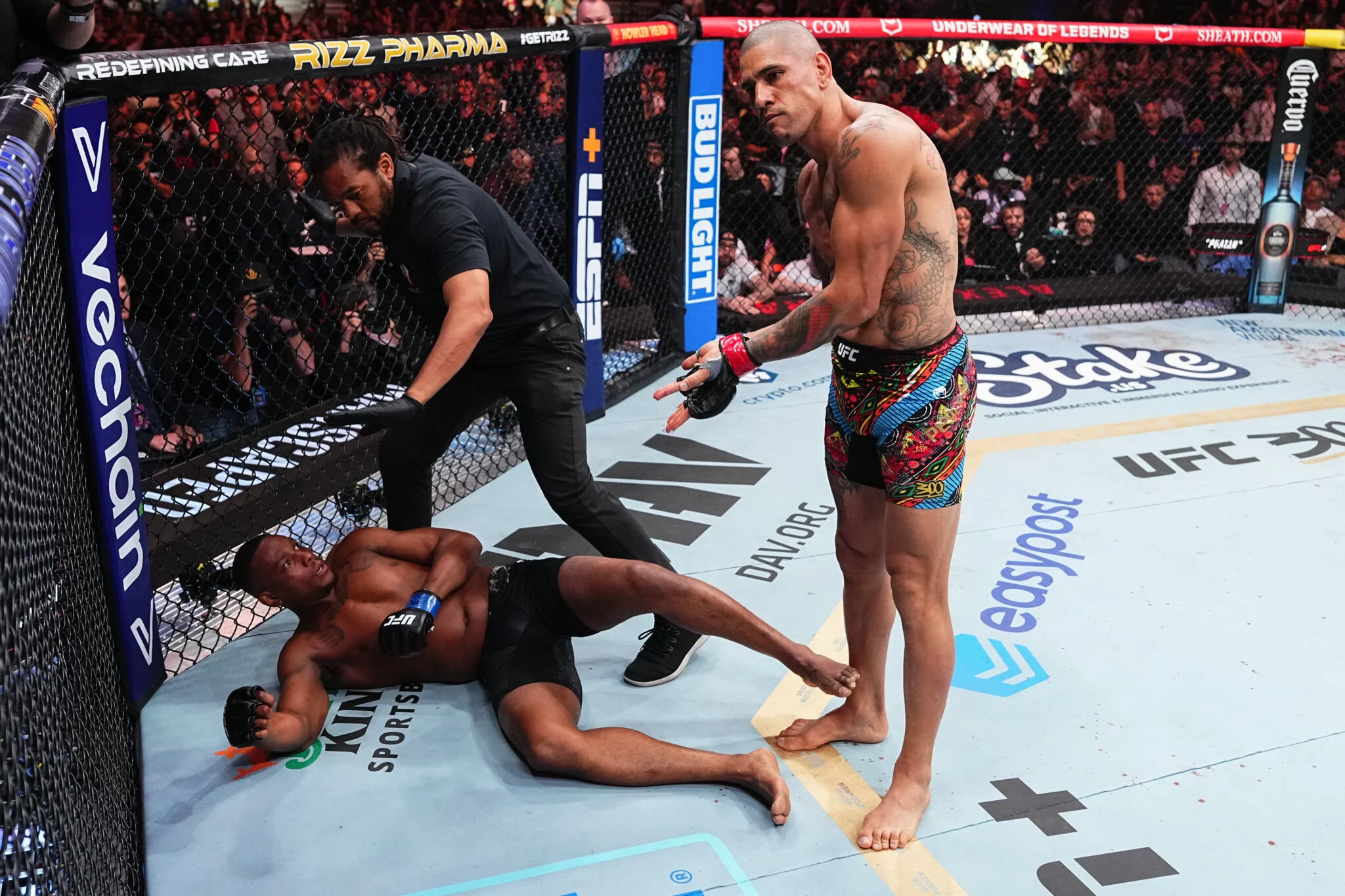 Parceiro de Treino de Alex Pereira, o Gigante King Edokpolo Homenageia ‘Poatan’ com Nocaute Espetacular e Avança à Final do Grand Prix