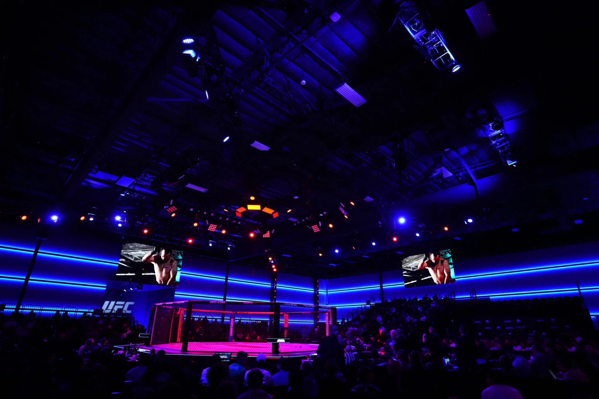 Dana White enfurece fãs do UFC ao sugerir que o renovado Meta Apex poderá sediar lutas por título, causando indignação massiva na comunidade do MMA.