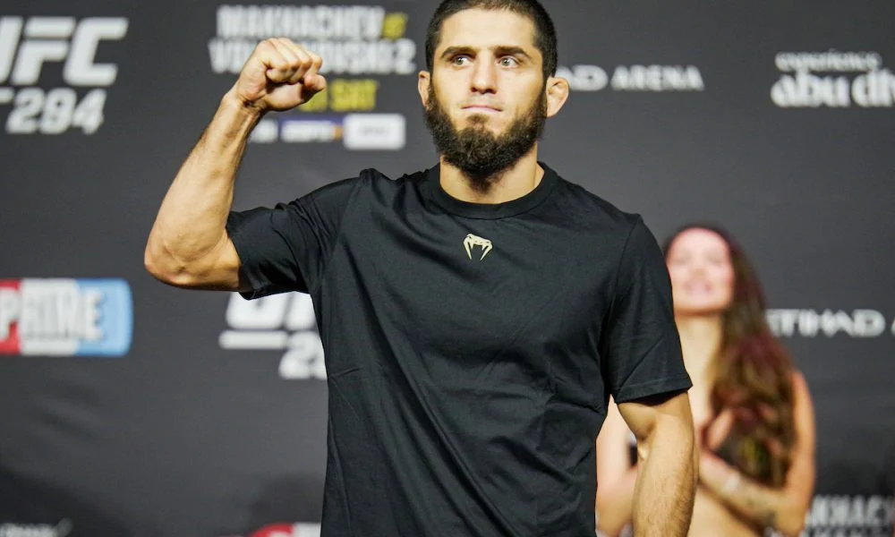 Islam Makhachev minimiza Ian Garry no UFC 330, alegando que o irlandês ‘não é completo como eu’ e promete ‘truques’ para a vitória no peso meio-médio