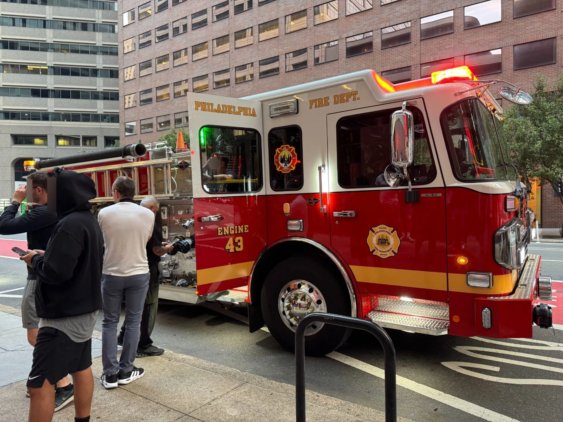 Caos no UFC 330: Hotel da pesagem em Filadélfia é evacuado horas antes do evento de Makhachev e Garry choca fãs de MMA