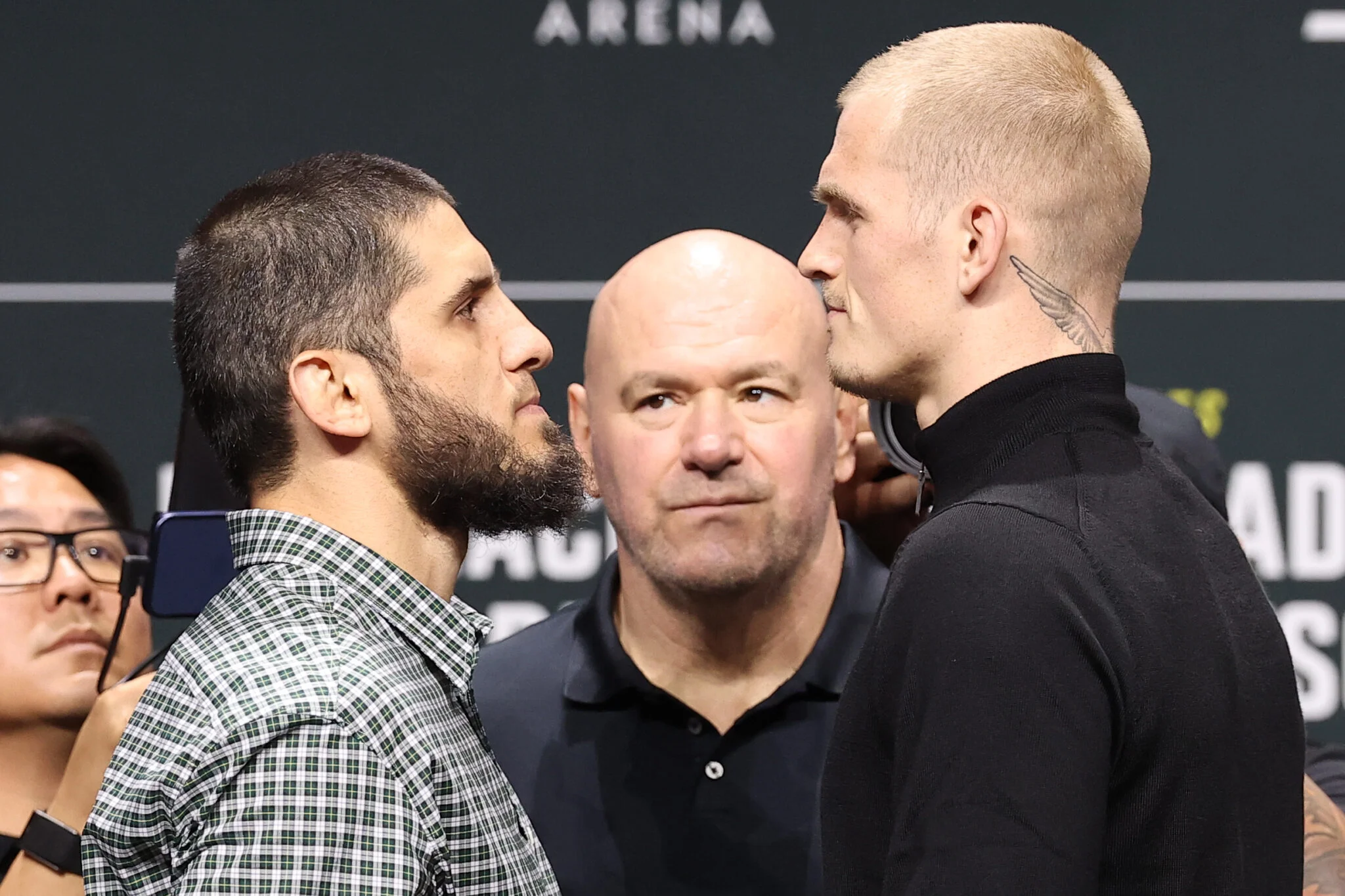 UFC 330: Ian Machado Garry Acusado de Estratégia de Altura Que Atribuiu a Islam Makhachev, Fãs Debatem Sapatos e Vantagens