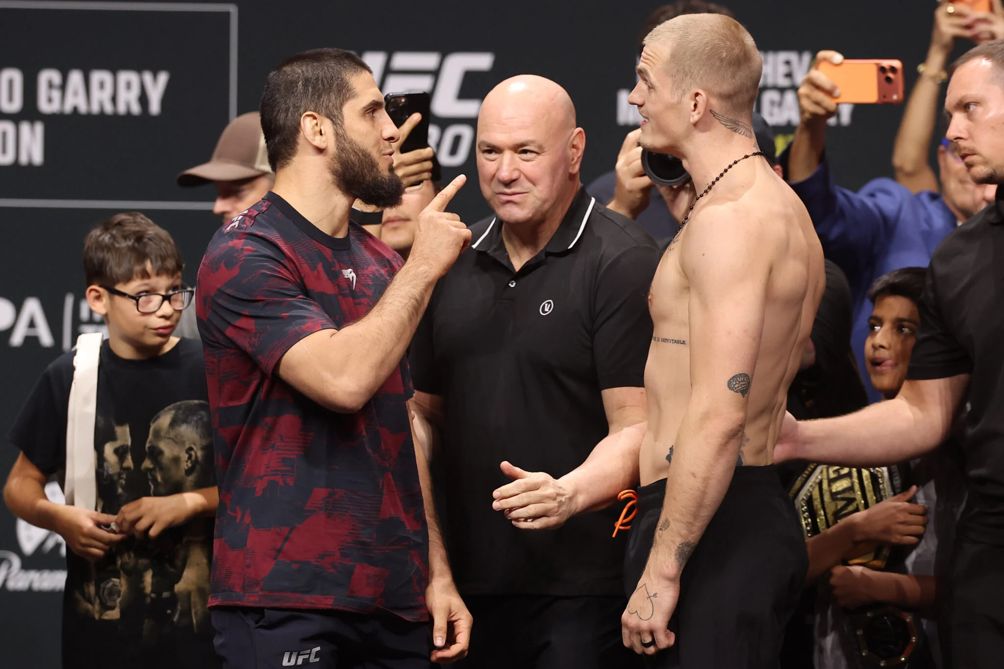 Islam Makhachev e Ian Machado Garry: Encarada Final Intensa Antecede UFC 330 com Recordes Históricos em Jogo