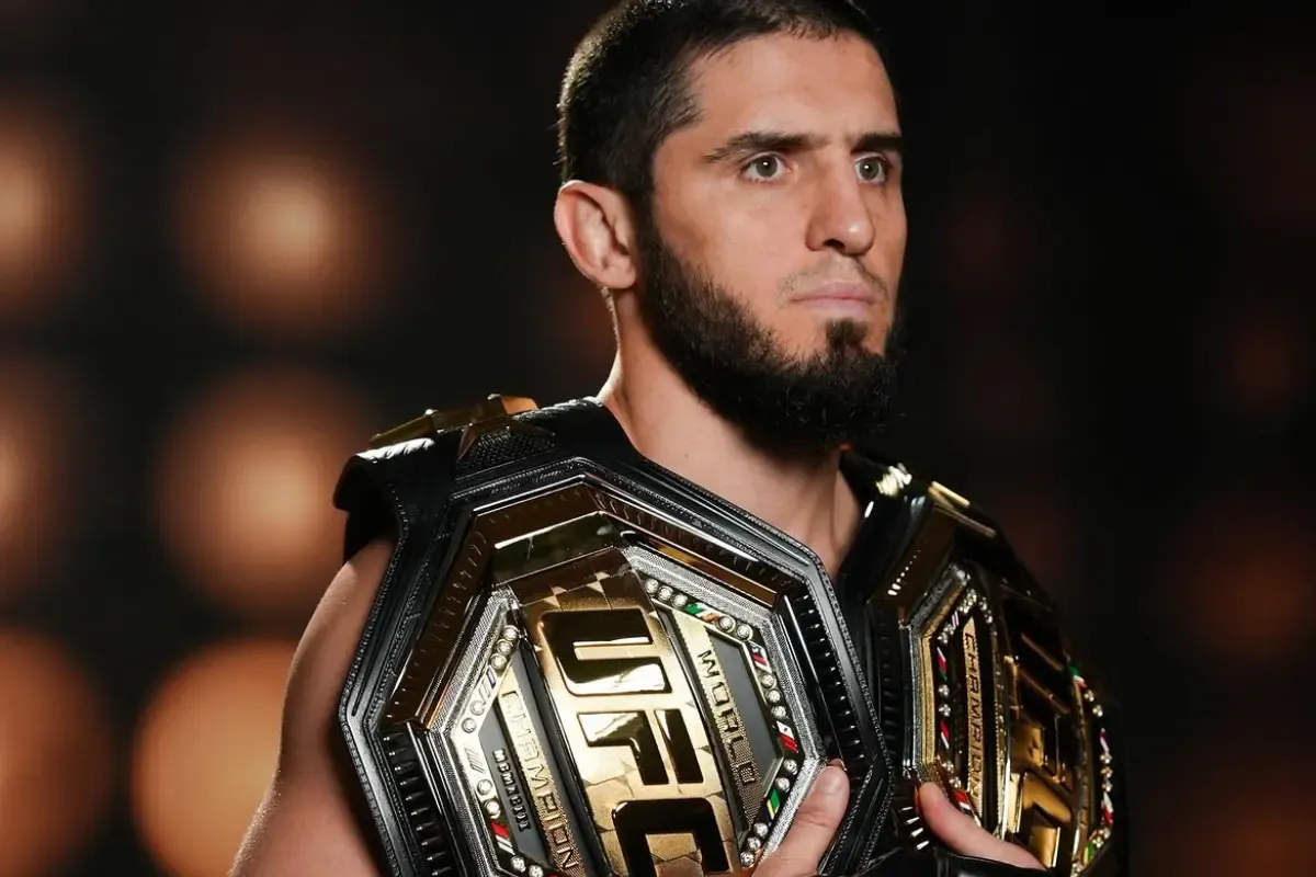 Islam Makhachev Indica Carlos Prates Como o Próximo Desafiante ao Cinturão do UFC Após Vitória no UFC 330