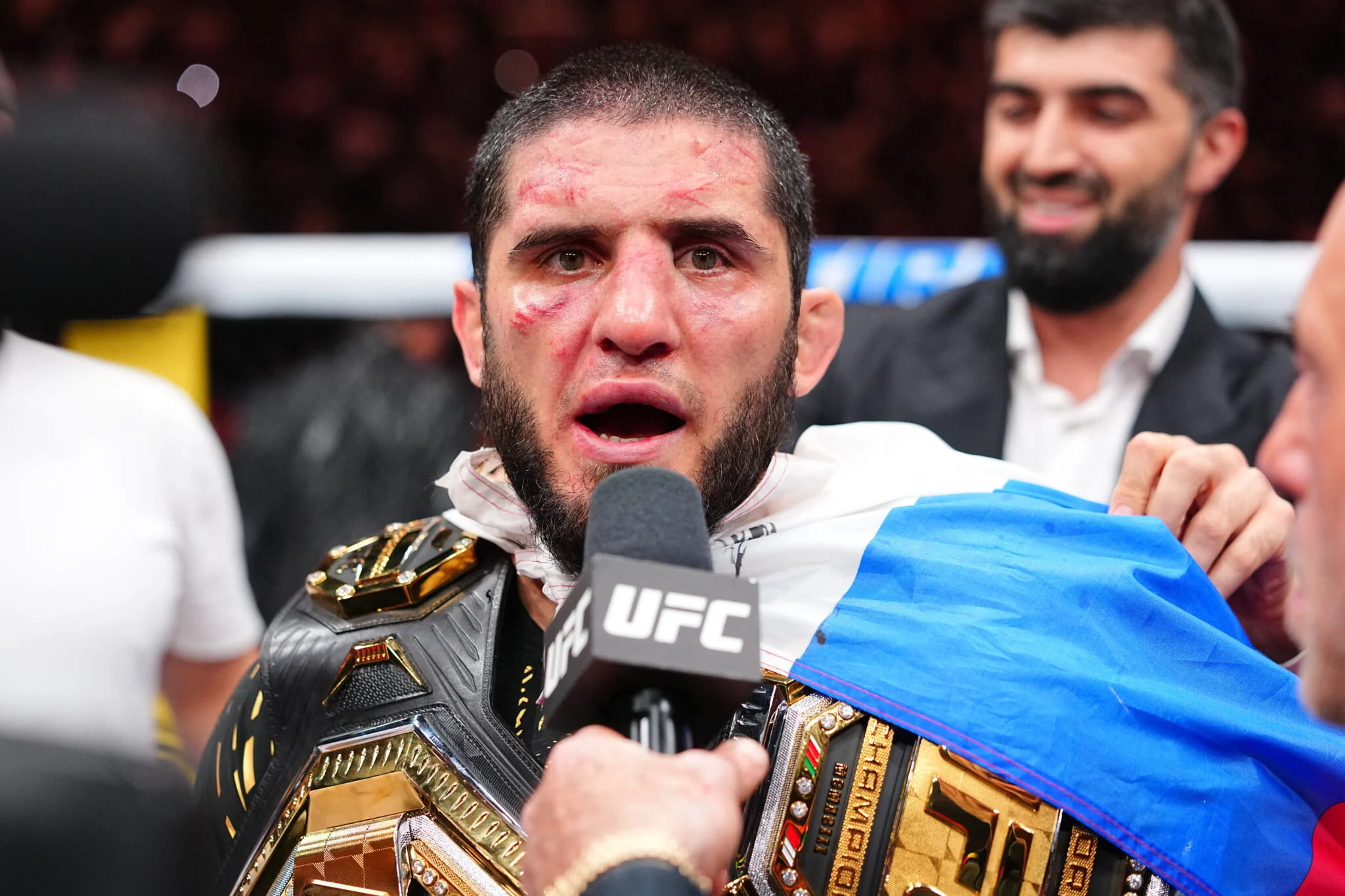 Islam Makhachev detalha retorno ao UFC: Luta antes do Ramadã 2027 e recuperação pós-batalha sangrenta