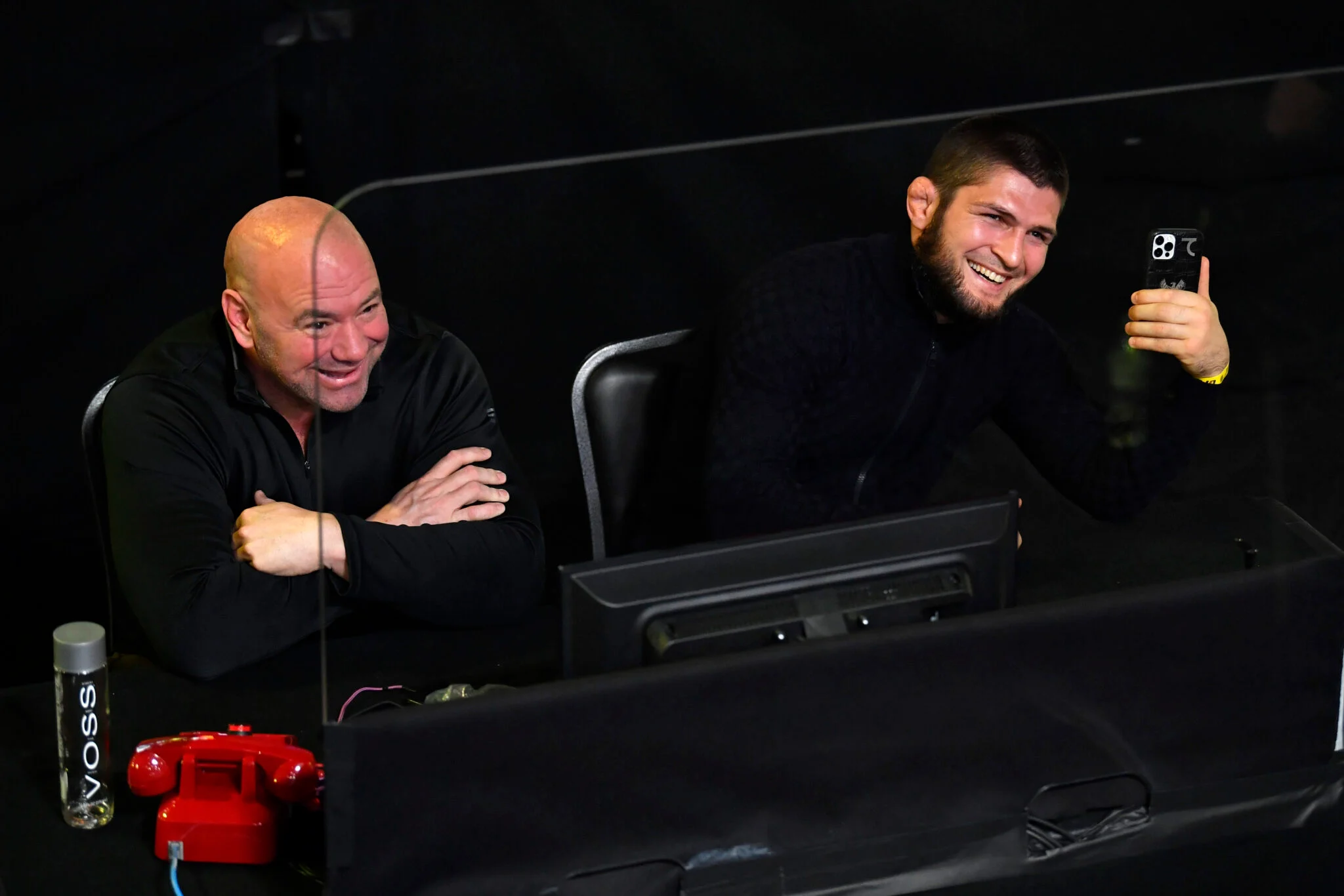 Dana White esfria rumores de retorno de Khabib Nurmagomedov ao octógono após aparição com luvas no UFC 330, desmentindo expectativas dos fãs