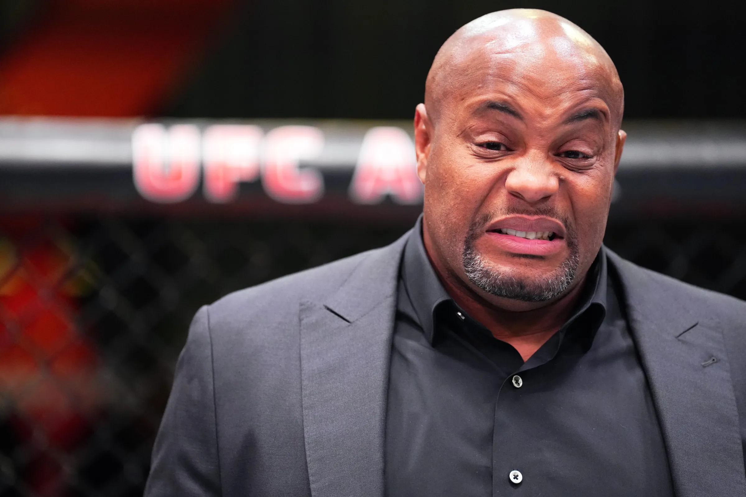 Jon Jones Detona Daniel Cormier por Eleger Khabib o GOAT do MMA: “Seu Ciúme Corre Profundo em Seu Sangue”