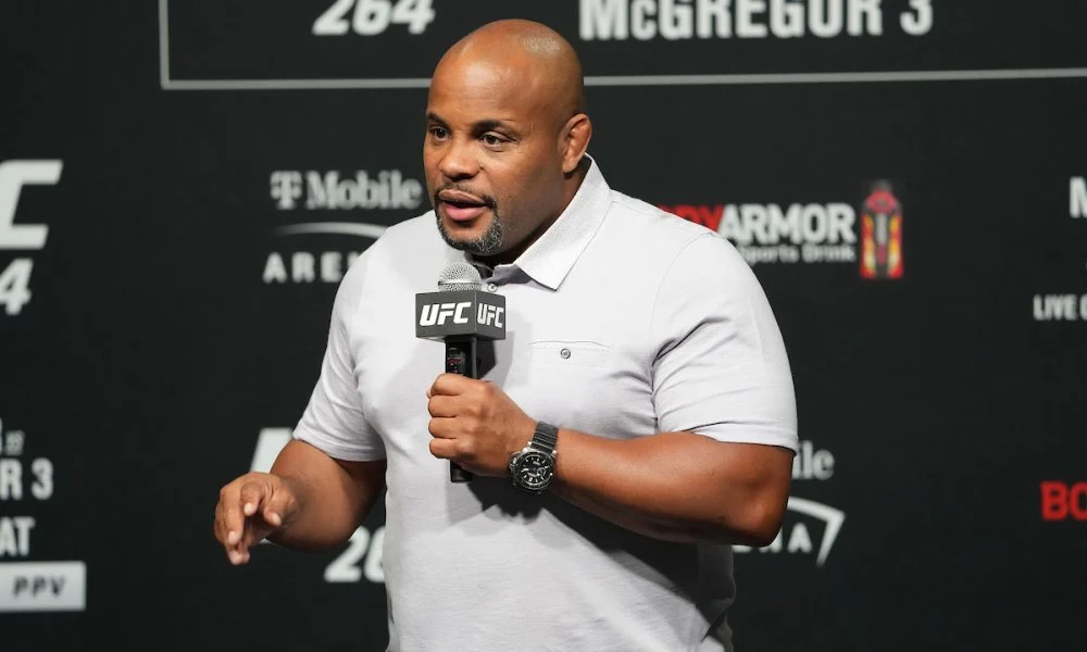 Islam Makhachev quebra recorde ‘insano’ de Anderson Silva no UFC com 17 vitórias, chocando ex-campeão Daniel Cormier