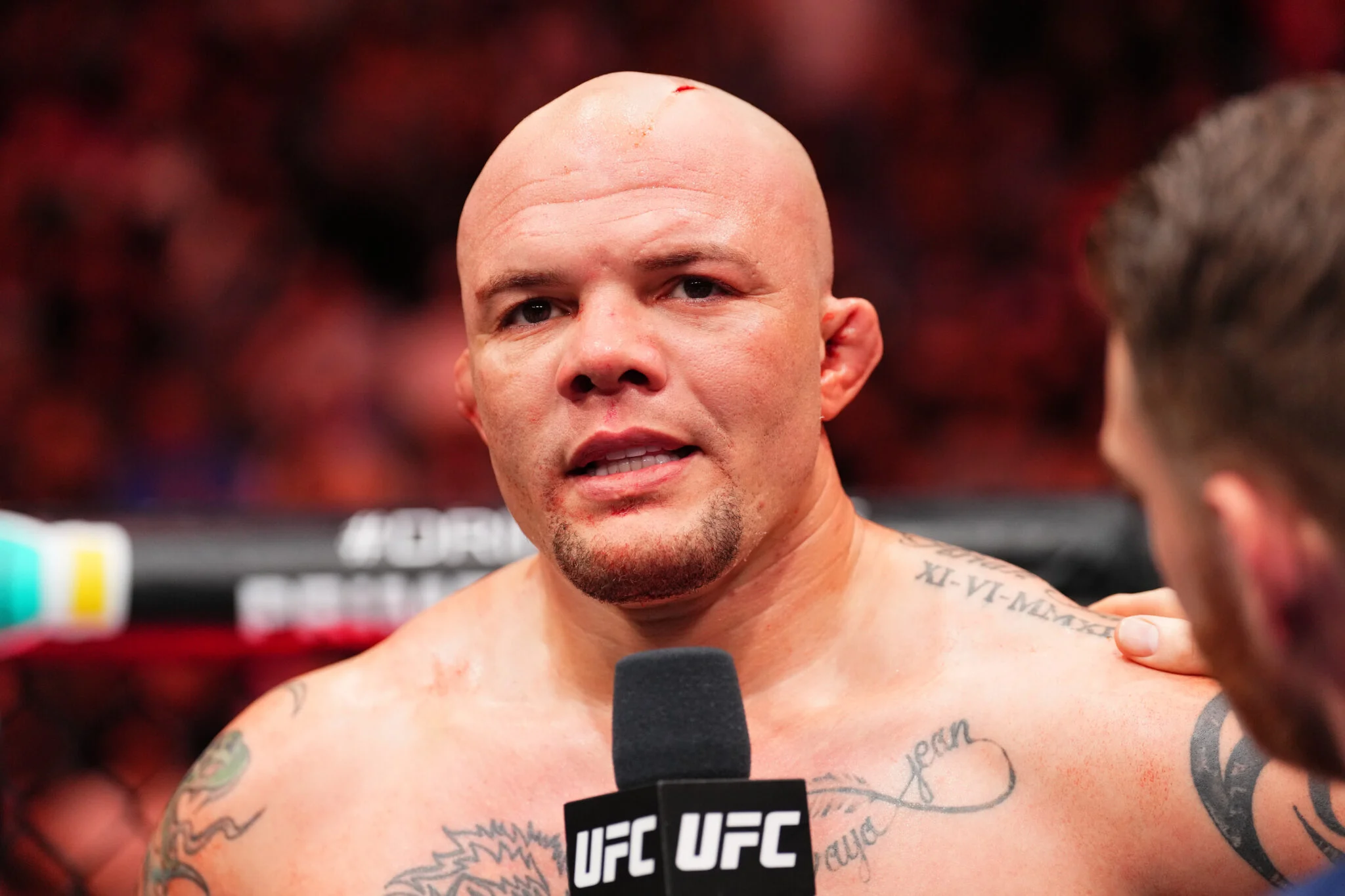 Anthony Smith Quebra o Silêncio Após Prisão por Agressão Doméstica e Ameaças, Prometendo Revelar ‘Sua História Em Breve’