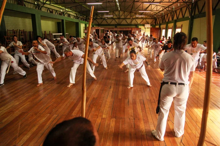 Espetáculo ‘Faces’ em Caxias do Sul: Uma Imersão Teatral Gratuita Homenageia Grandes Mestres da Capoeira e o Protagonismo Feminino Negro