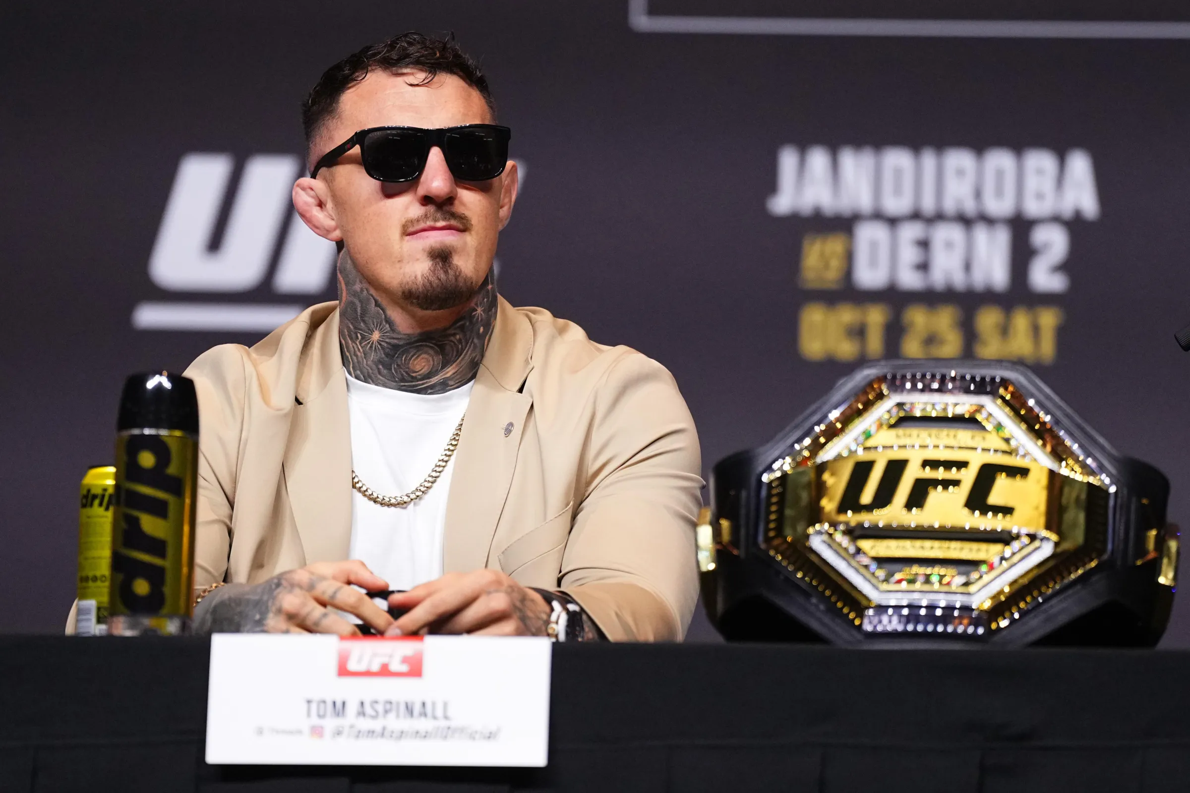 Tom Aspinall Desmente Rumores de Saída do UFC e Garante Permanência: ‘Não Estou Deixando a Organização’, Afirma o Campeão Peso-Pesado