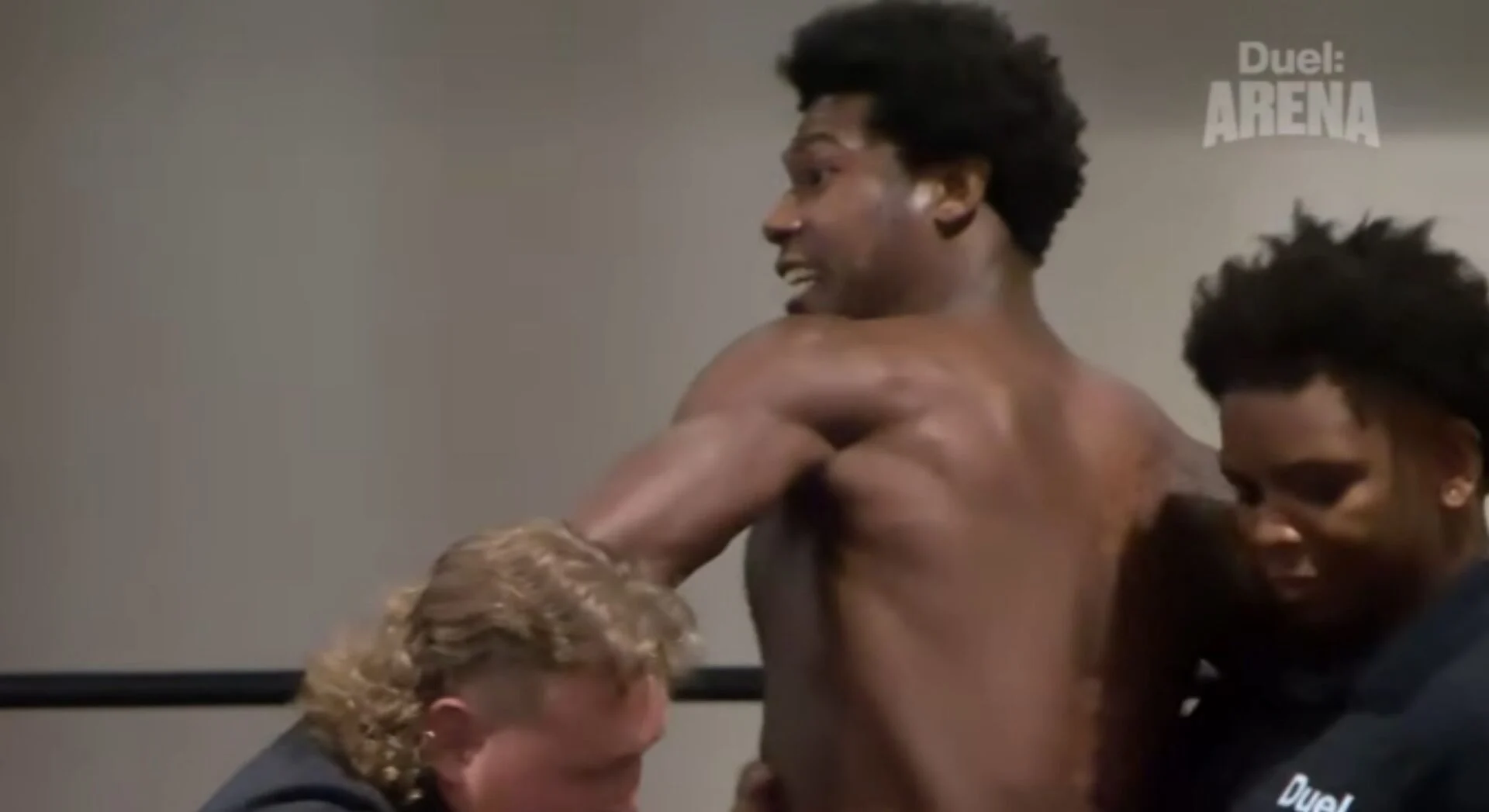 Ex-Estrela da WWE Velveteen Dream, Patrick Clark Jr., Causa Tumulto e Invade Palco de Coletiva de Imprensa Antes de Luta de Boxe no Duel: Arena 1