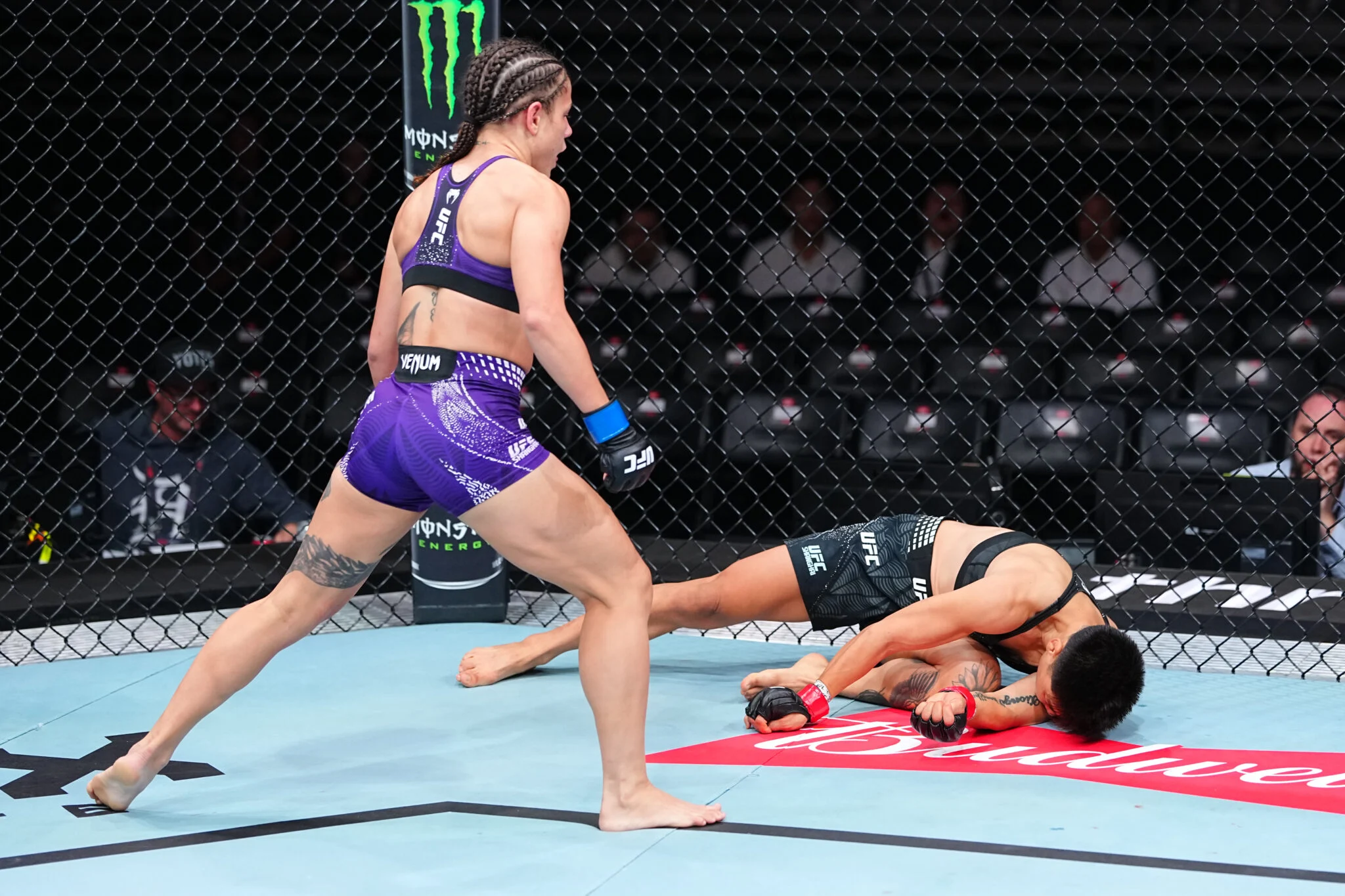 Lenda do ONE Championship, Xiong Jing Nan sofre Nocaute Assustador com chute na cabeça no UFC Shanghai e futuro na organização vira incerteza